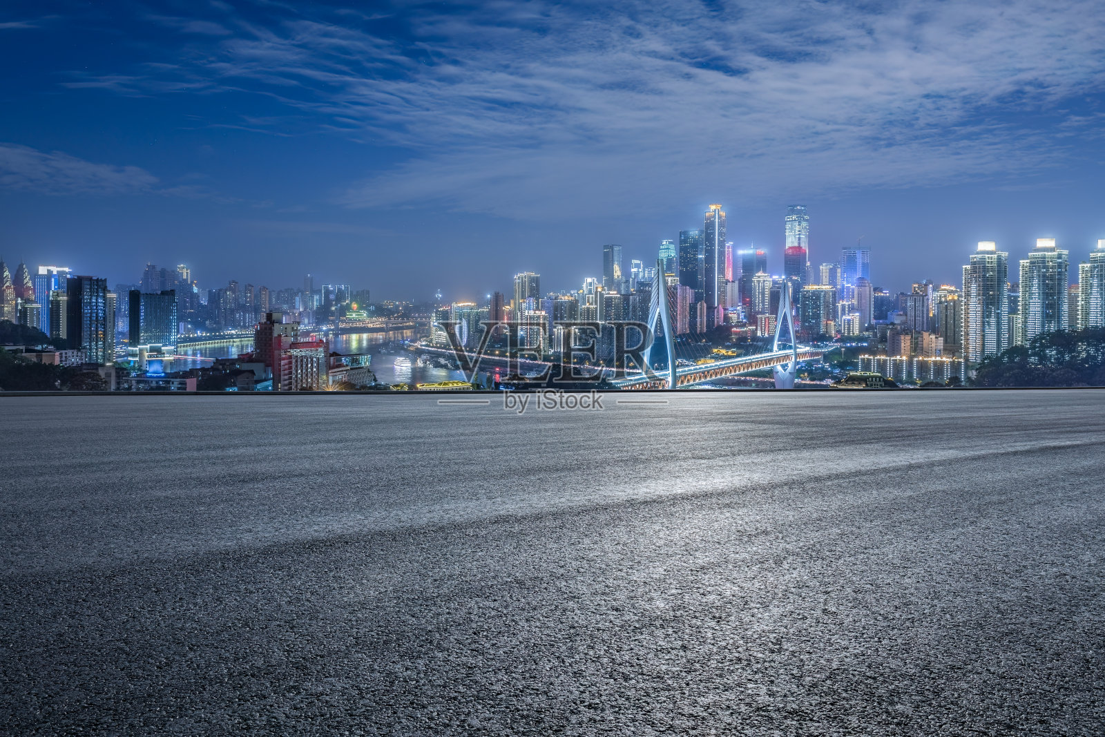 空旷的柏油路和城市建筑的天际线照片摄影图片