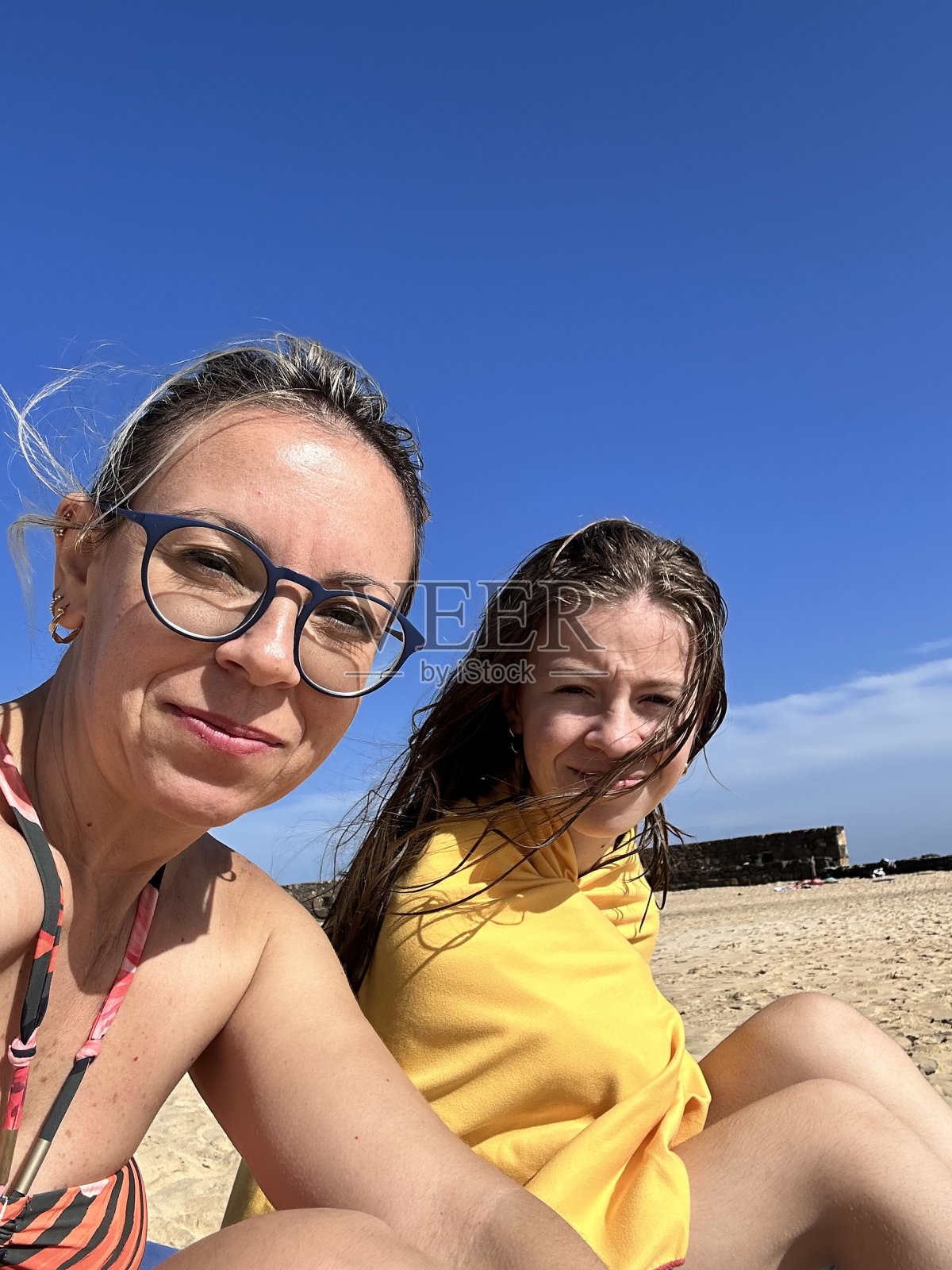 母女俩在沙滩上的自拍照片摄影图片