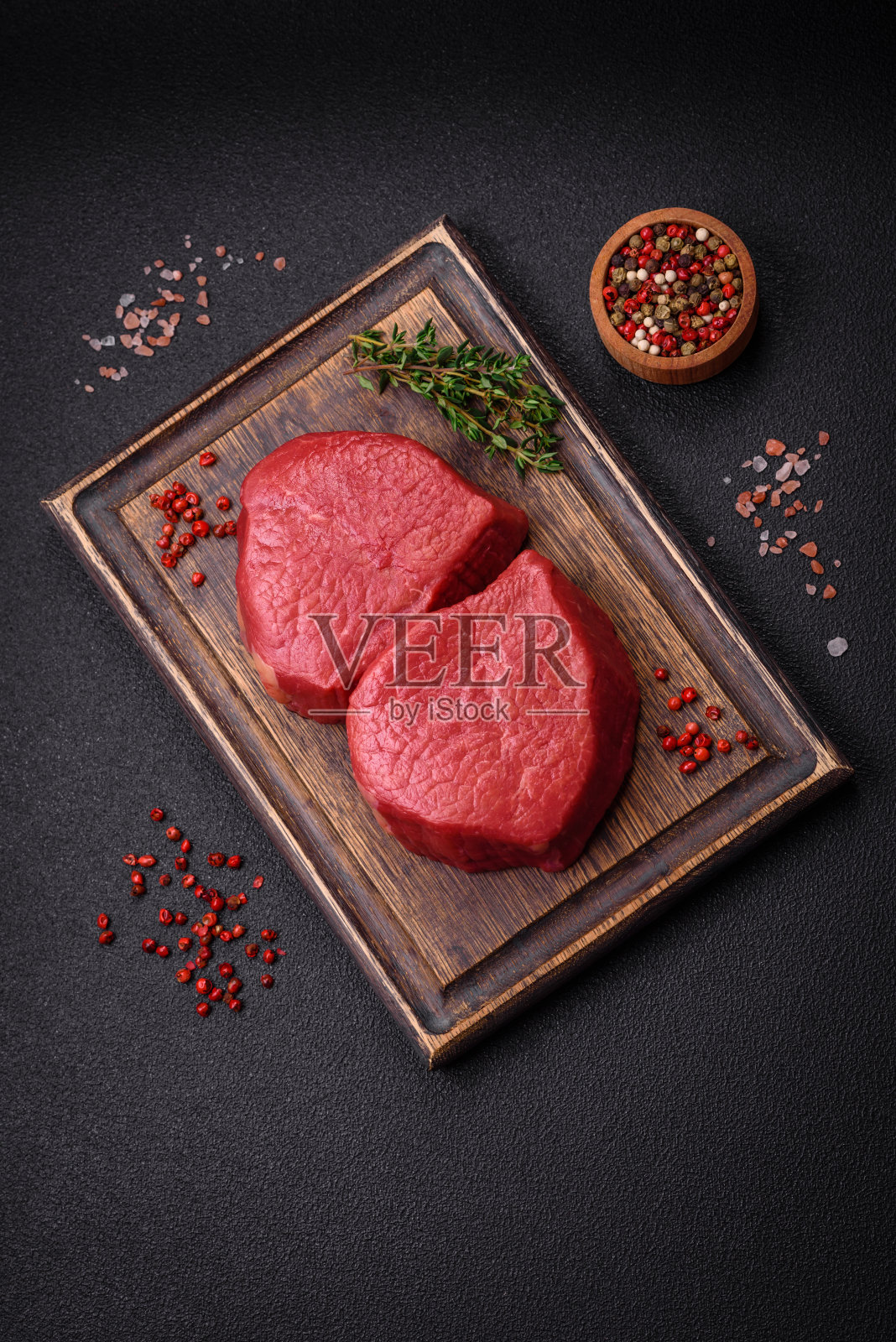 新鲜多汁的生菲力牛排配上盐、香料和香草照片摄影图片