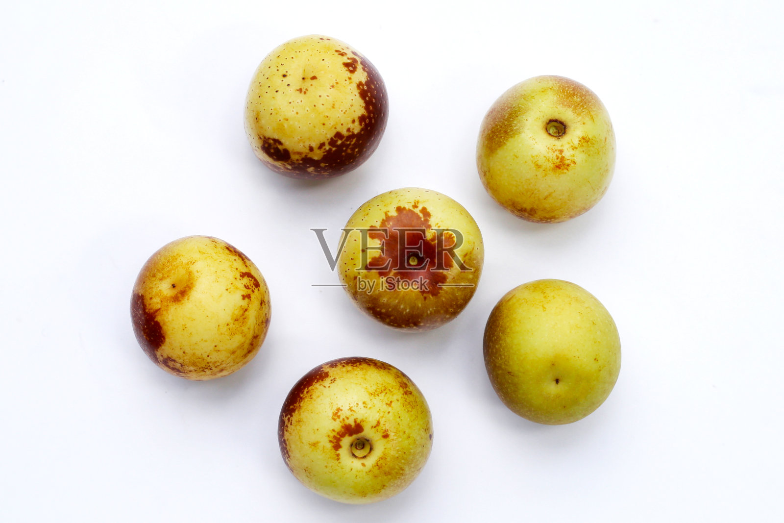 白色背景上的新鲜枣果照片摄影图片