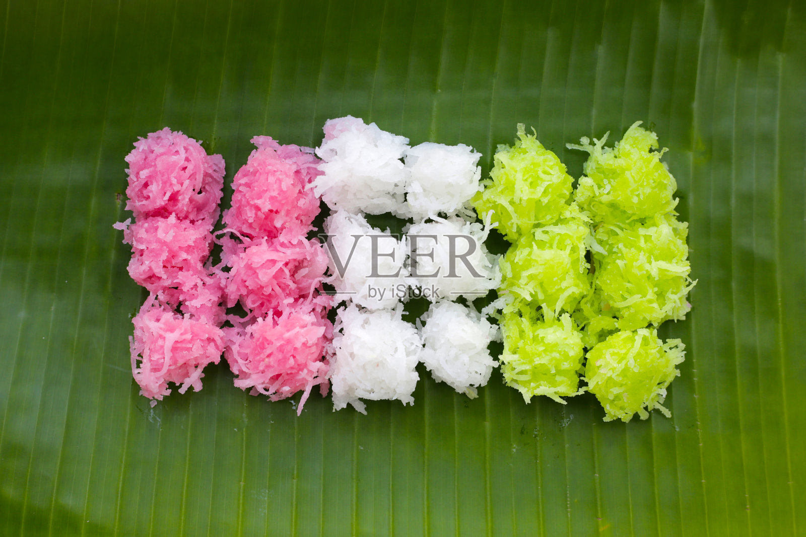 香甜的椰子球,酥脆的椰子糖(麻婆果)。泰国传统甜点照片摄影图片