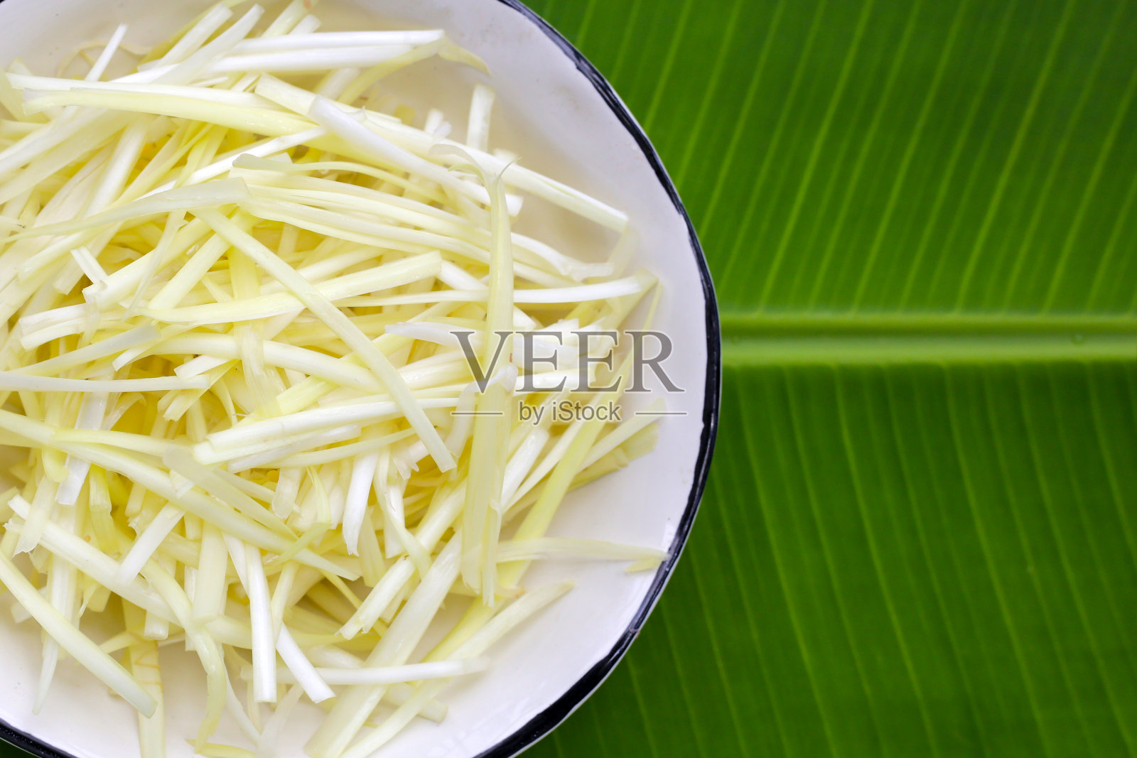 香蕉叶上的白蒜香葱照片摄影图片