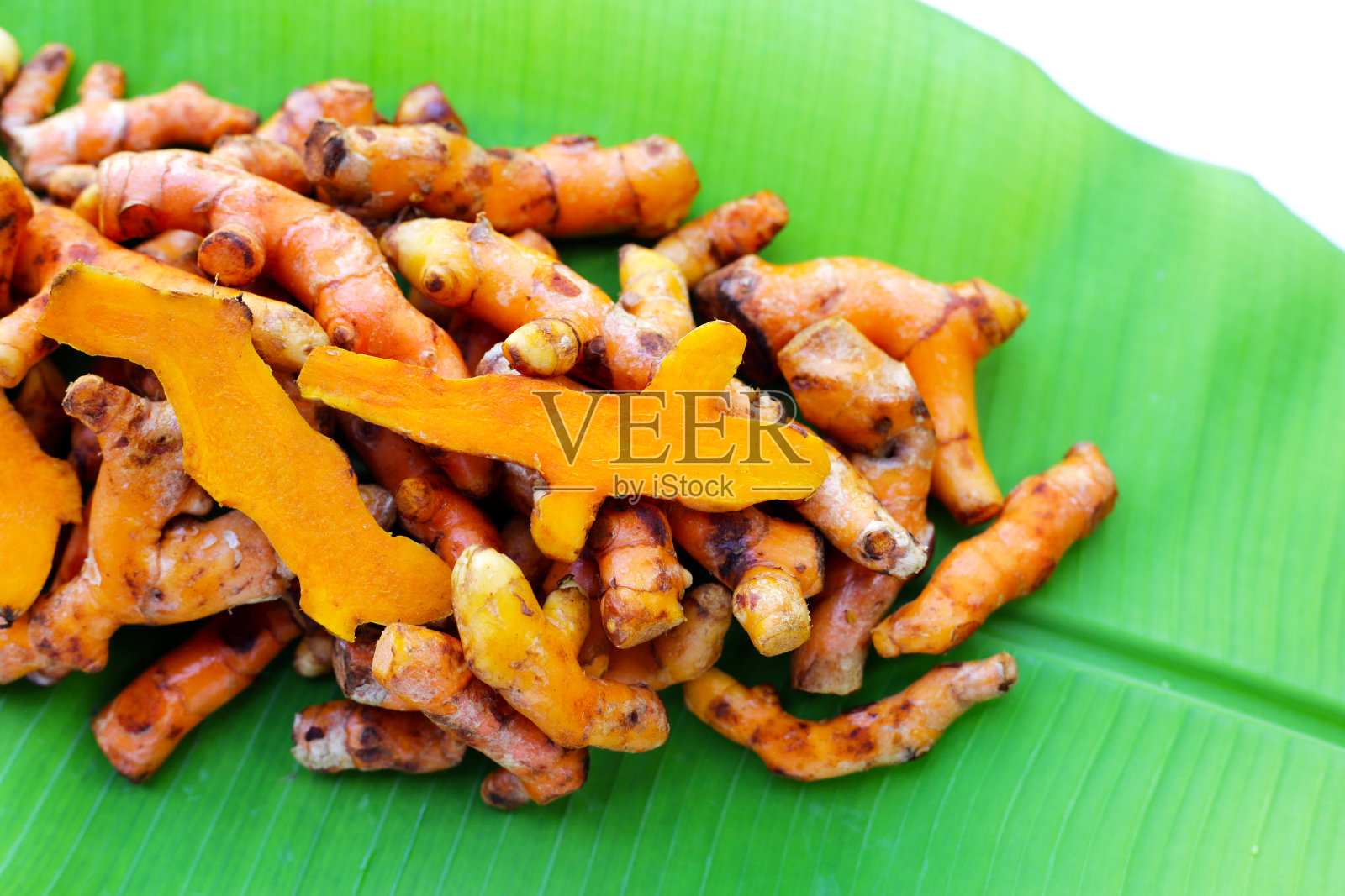 香蕉叶上的姜黄根照片摄影图片