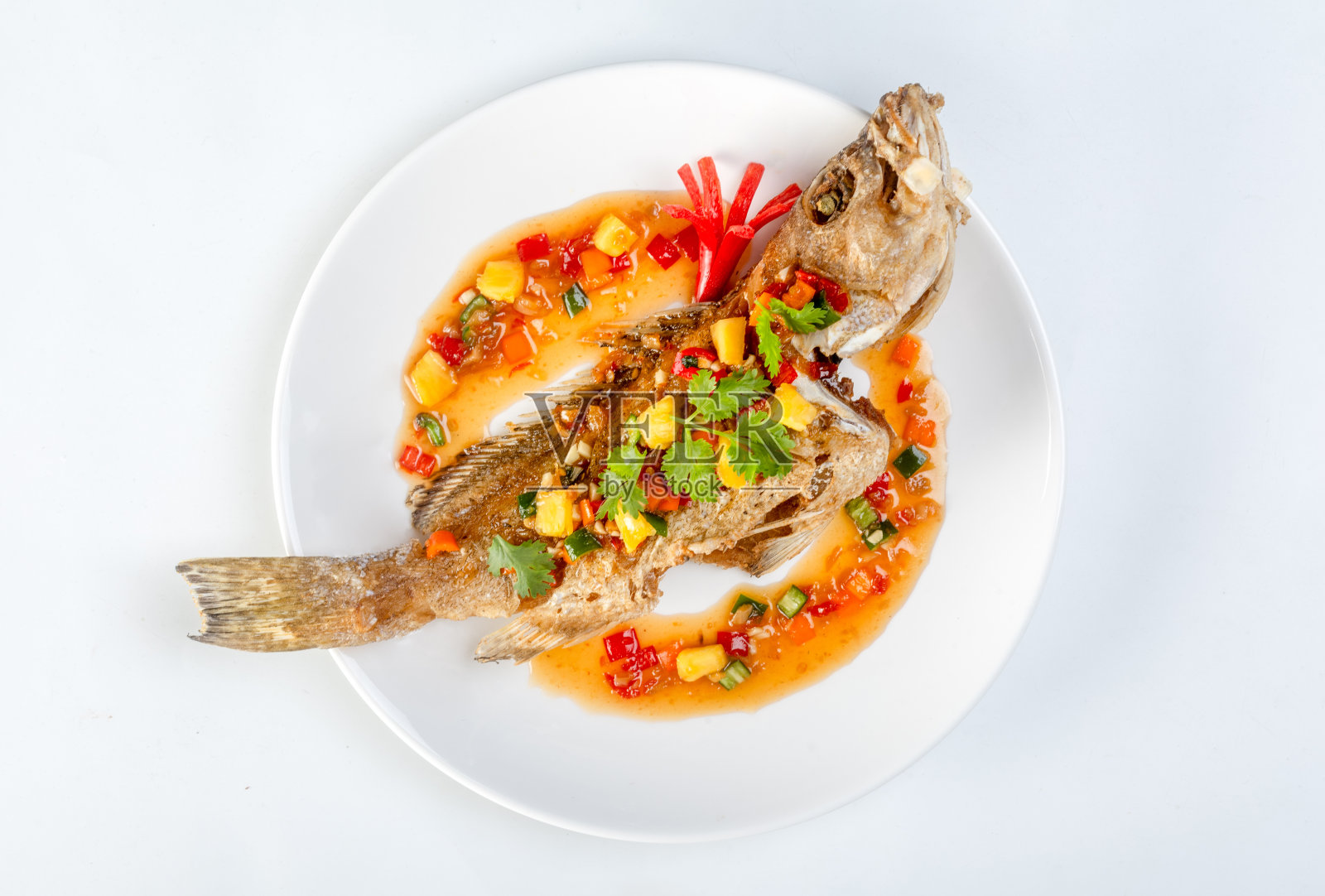 石斑鱼与糖醋辣椒孤立在白色背景照片摄影图片