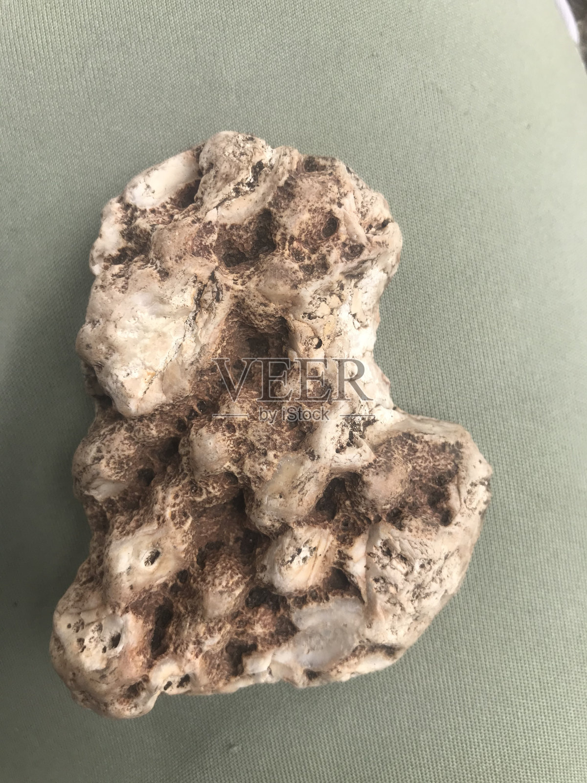 桌子上令人惊叹的石头景观照片摄影图片