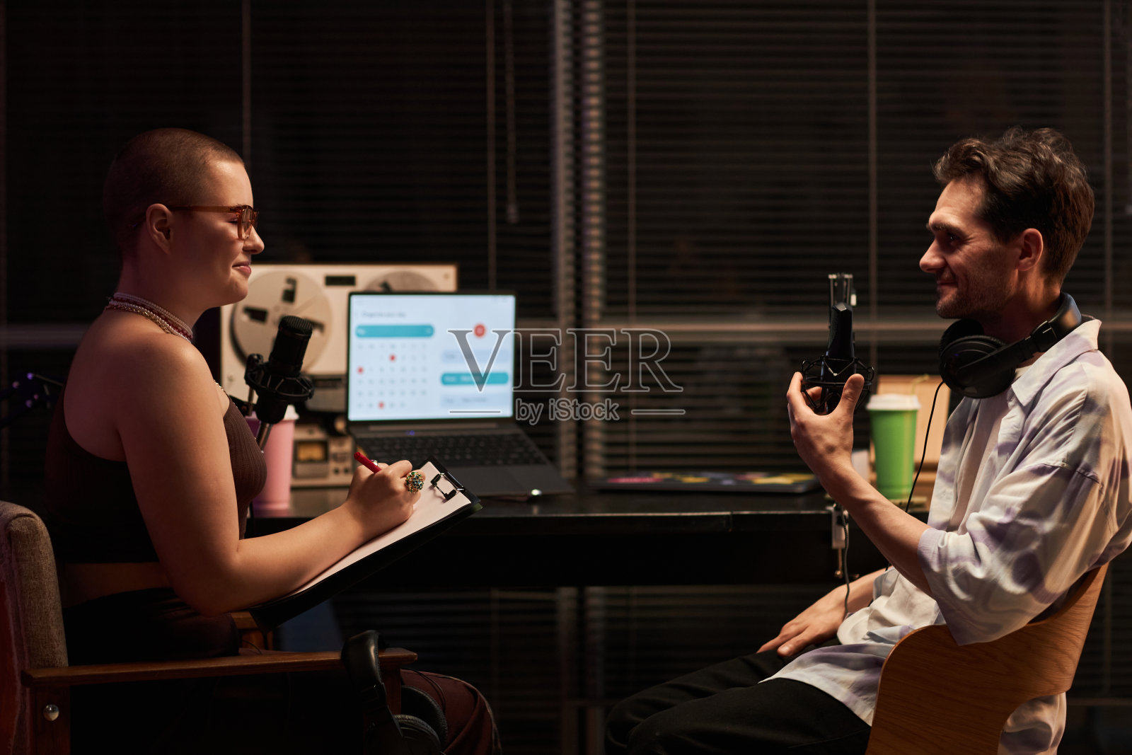 播客在嘉宾演讲时做笔记照片摄影图片