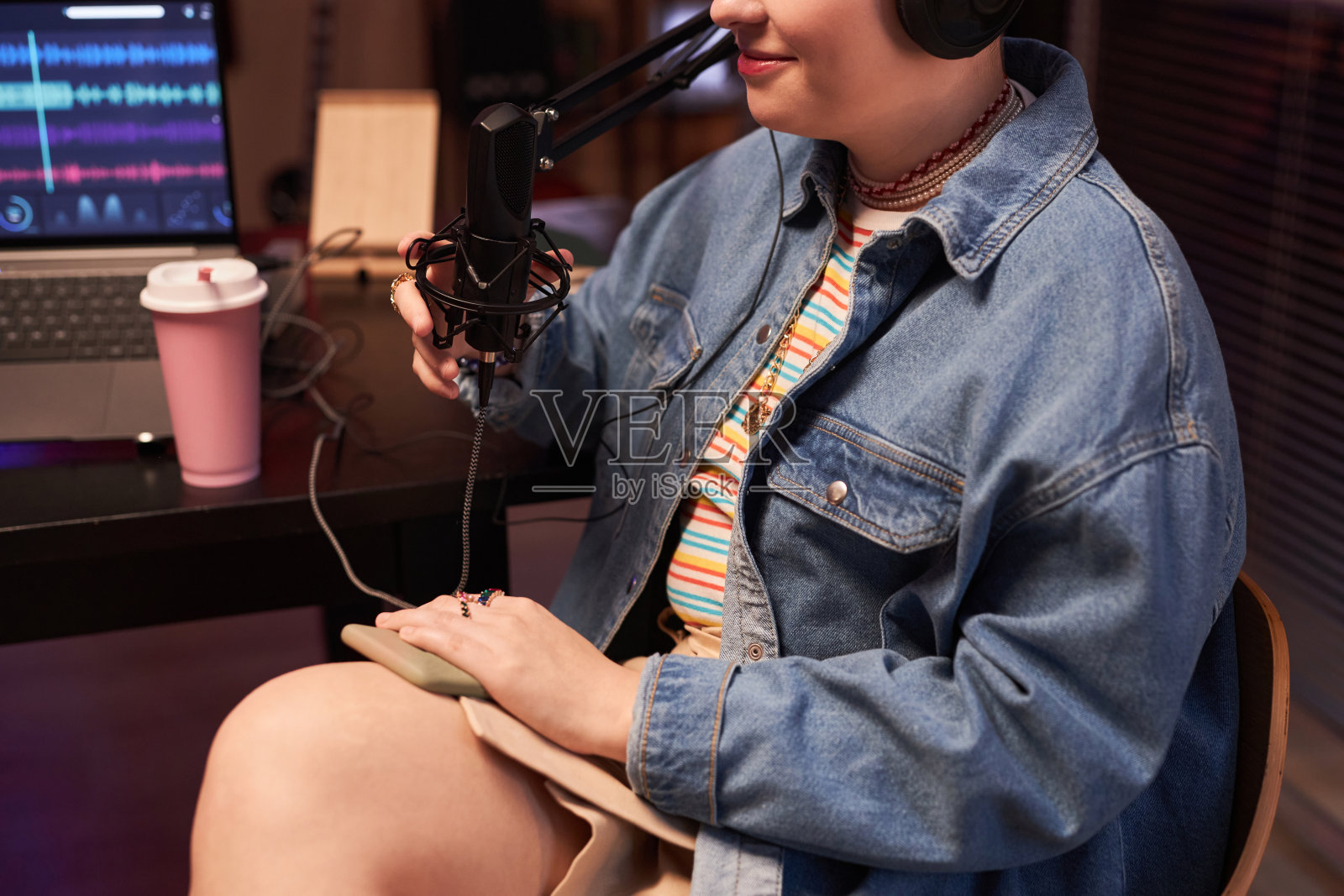 微笑的女嘉宾在播客室照片摄影图片