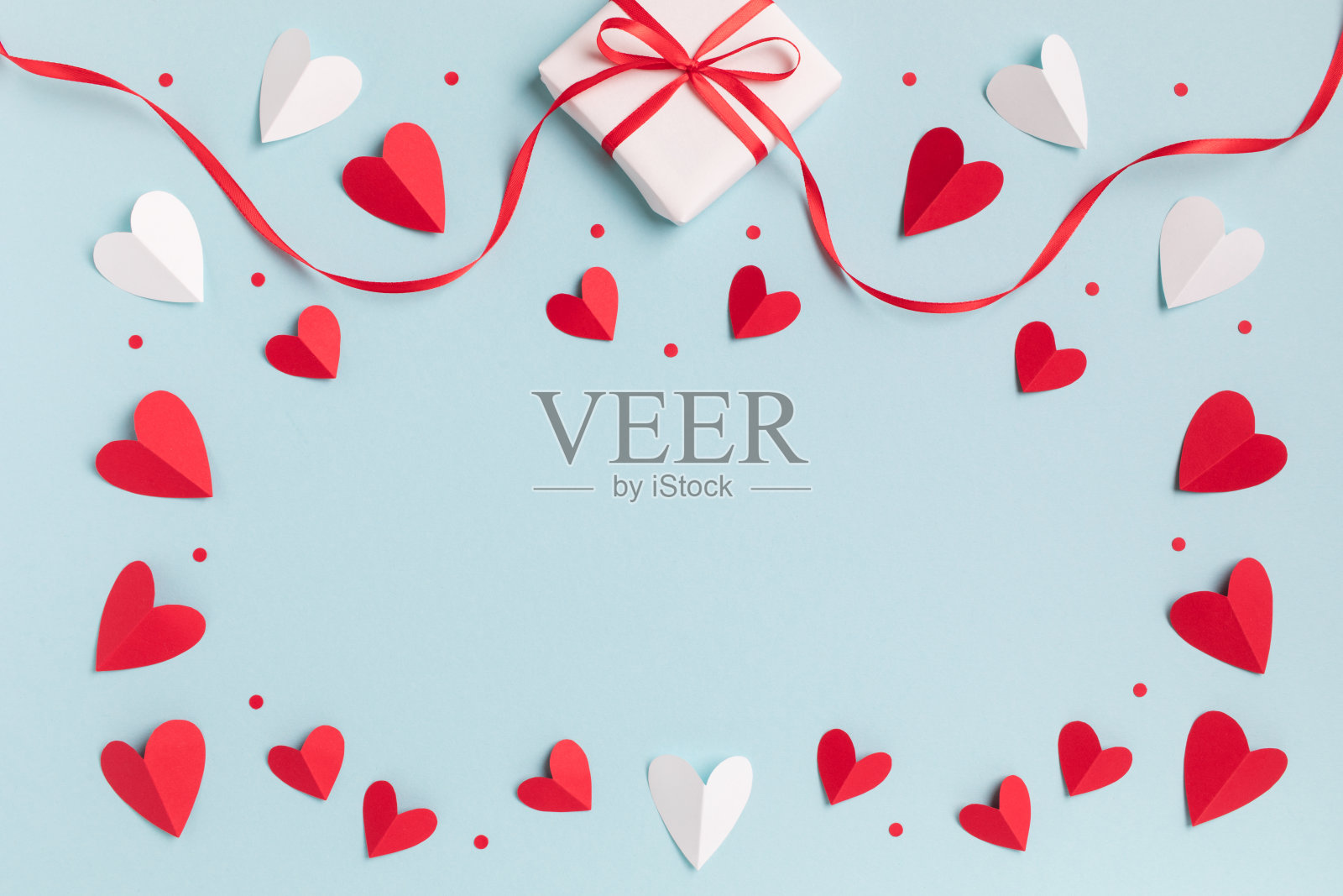 情人节或母亲节的节日组成与礼物或礼品盒和红心在淡蓝色背景顶视图。照片摄影图片