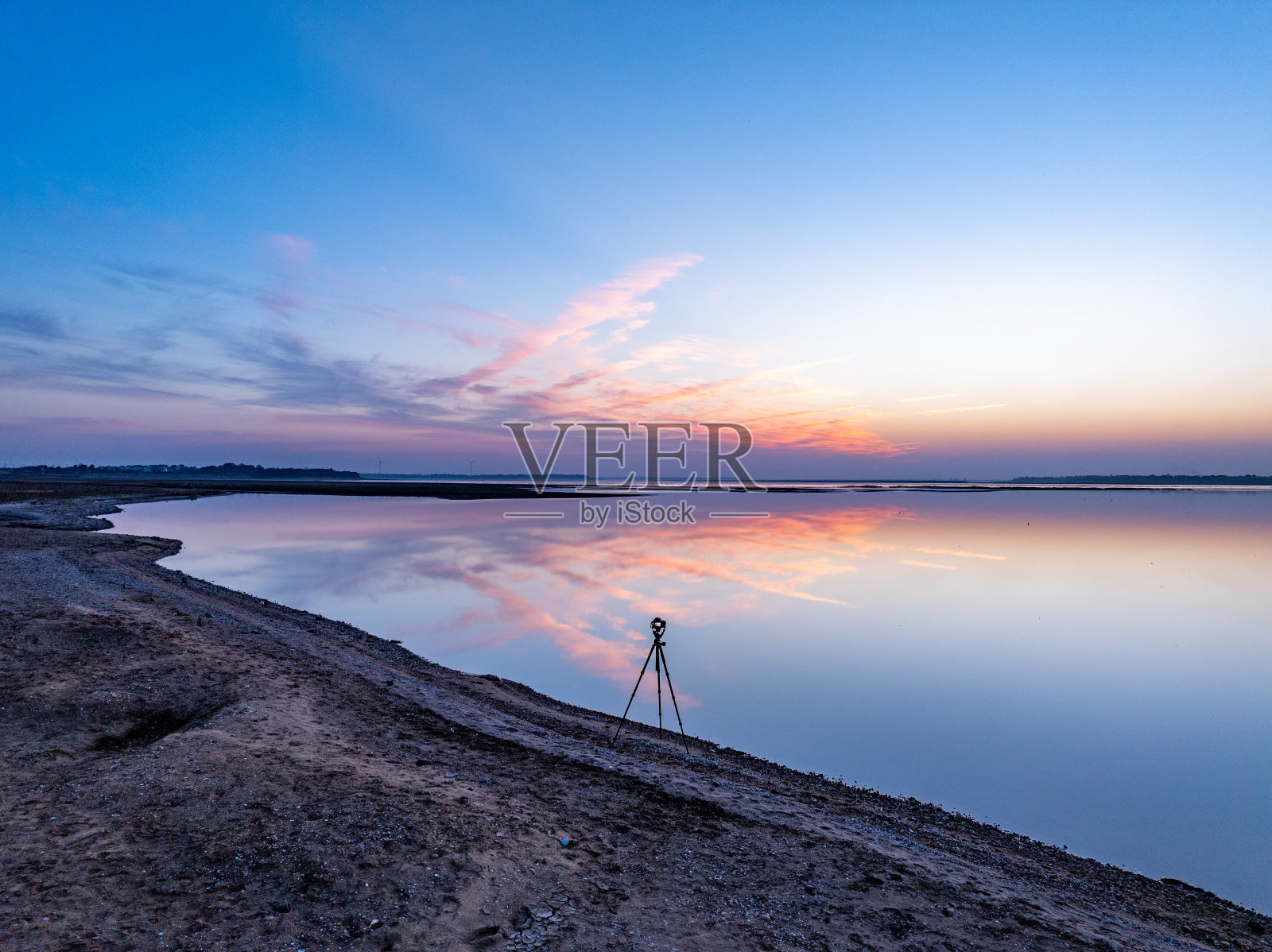 日落在海上,帐篷在日落的海滩上照片摄影图片