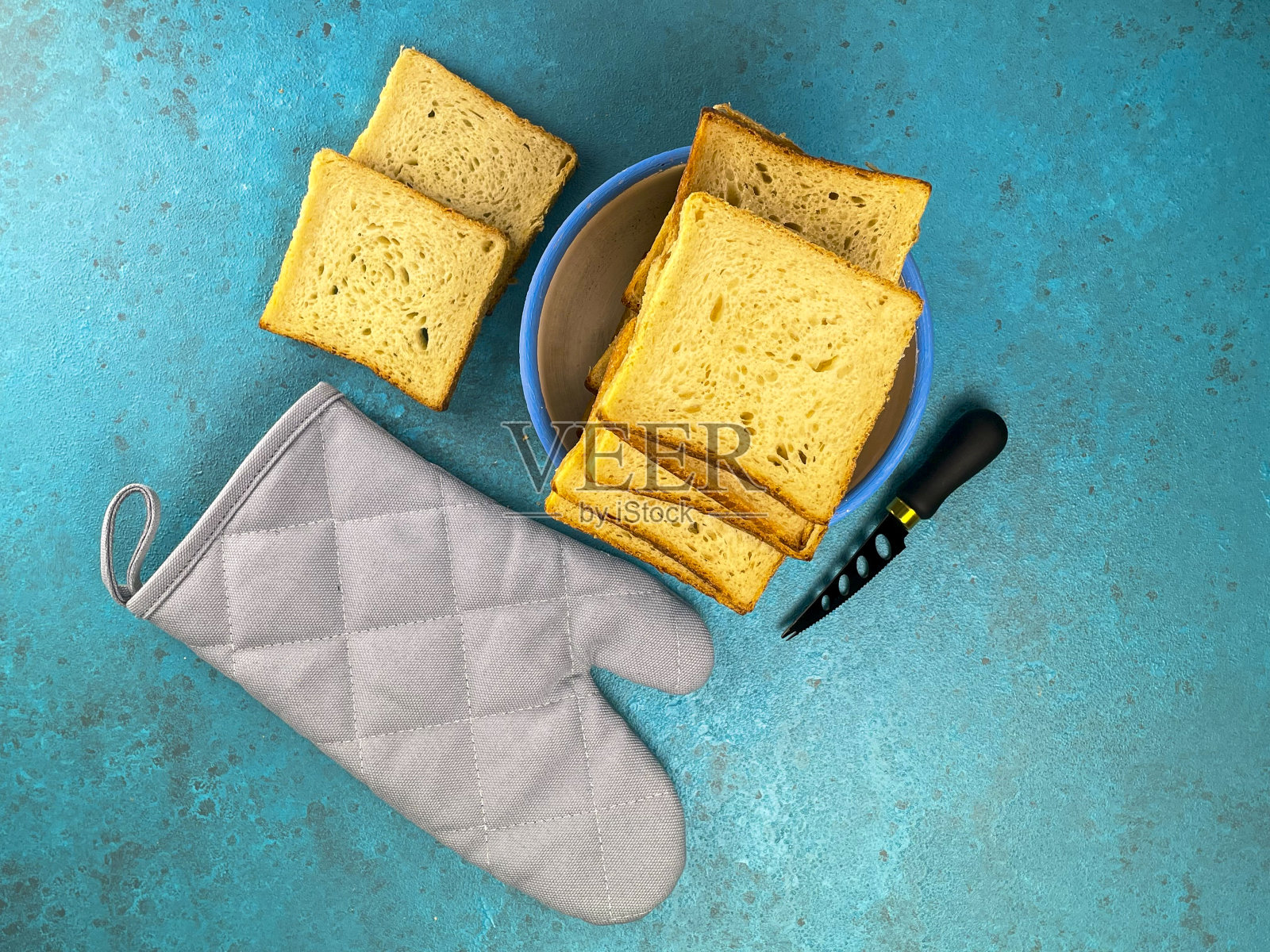 烤面包和厨房手套。照片摄影图片