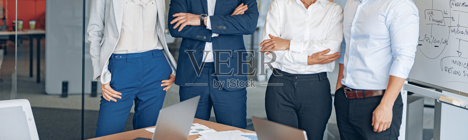 不同员工的肖像。微笑的成功同事在现代办公室。照片摄影图片