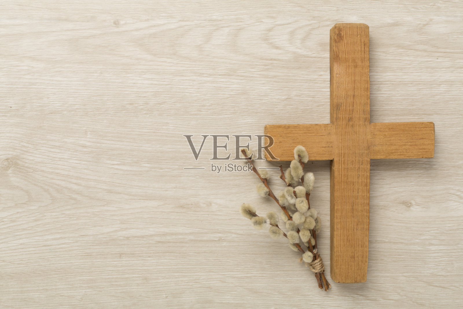 十字与柳枝木制背景,顶部,视图。棕枝主日概念照片摄影图片