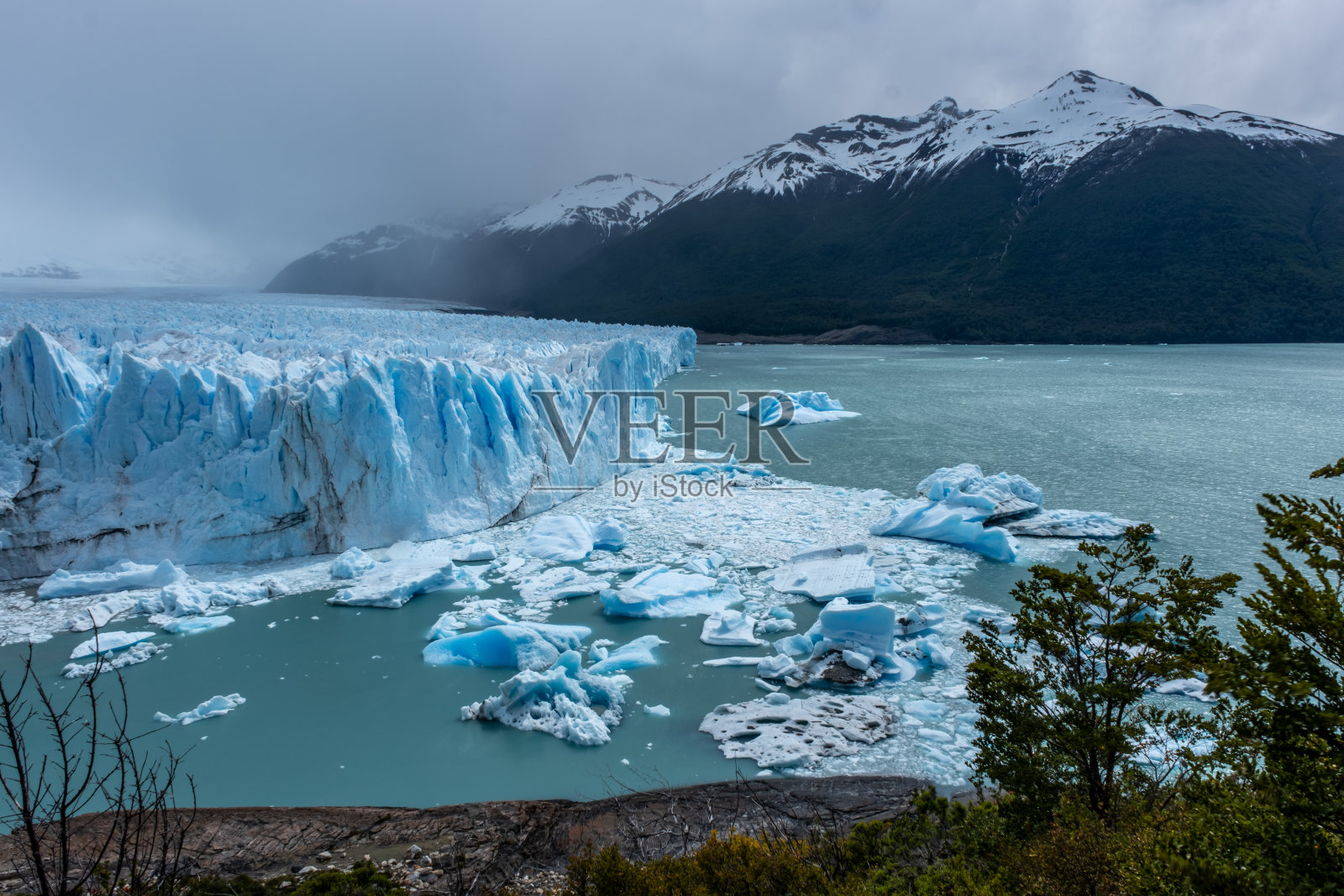 莫雷诺冰川。埃尔卡拉法特洛斯冰川国家公园的美丽风景。照片摄影图片