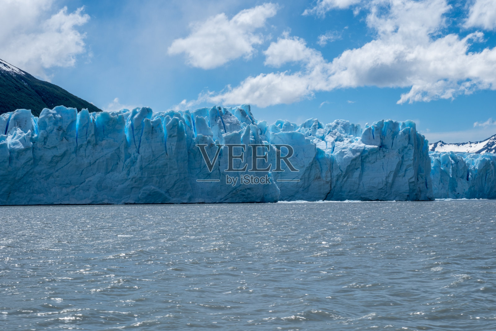 莫雷诺冰川。埃尔卡拉法特洛斯冰川国家公园的美丽风景。照片摄影图片