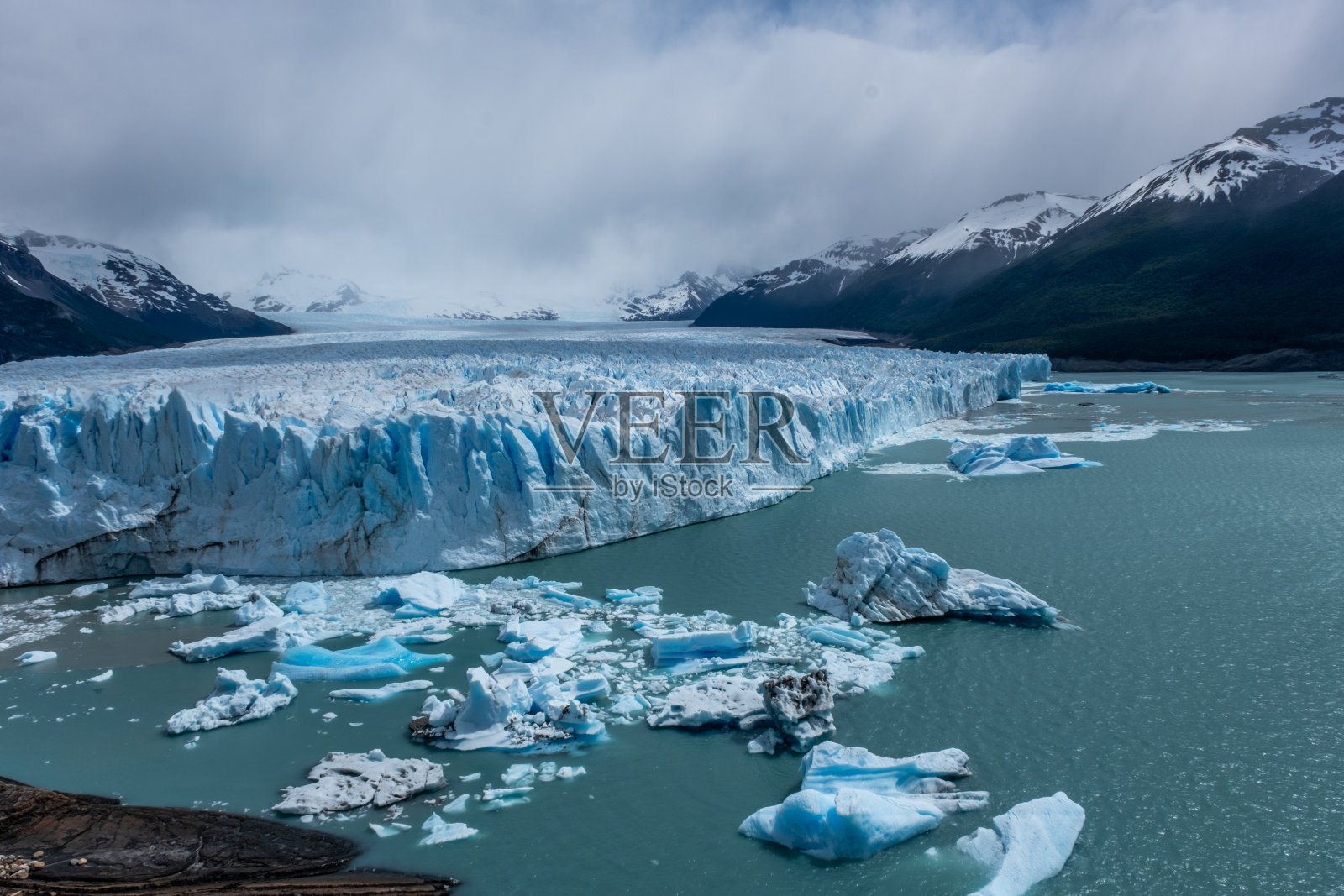 莫雷诺冰川。埃尔卡拉法特洛斯冰川国家公园的美丽风景。照片摄影图片