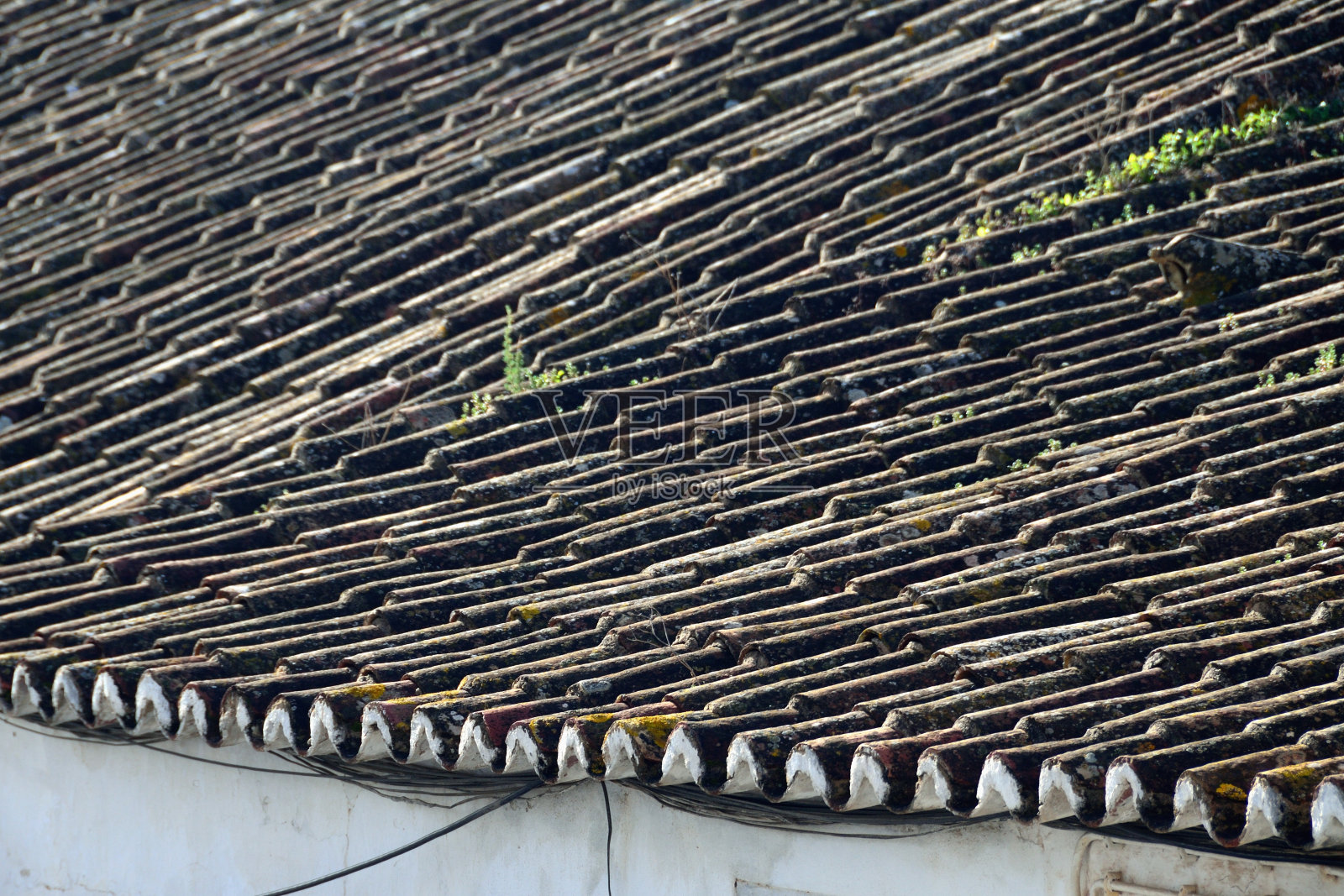 葡萄牙阿尔加维塔维拉的古老屋顶照片摄影图片