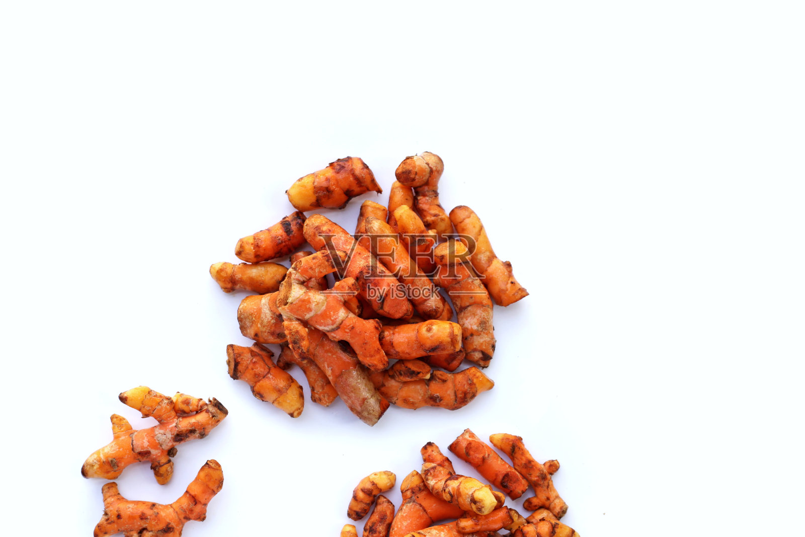 白色背景上的姜黄根。照片摄影图片