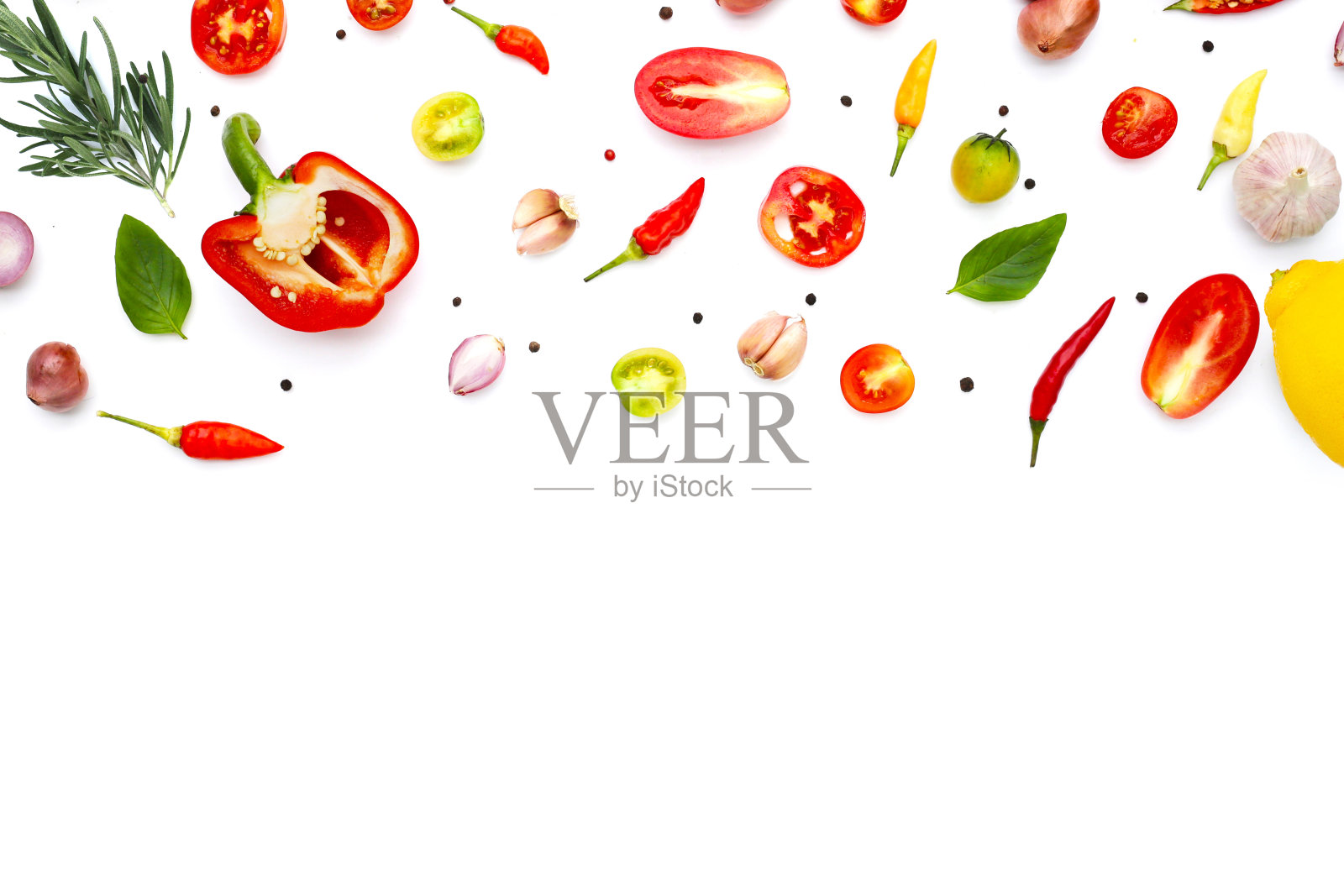 各种新鲜蔬菜和香草在白色的背景。照片摄影图片