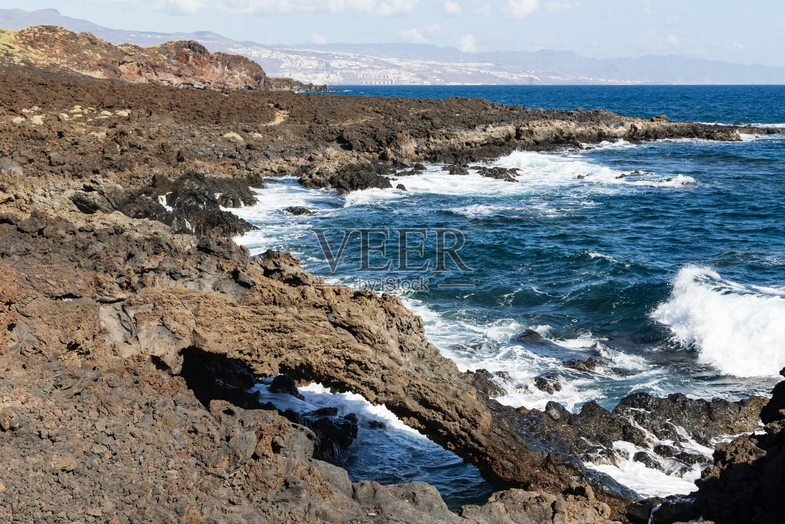 西班牙特内里费岛,马尔佩斯吉马尔荒地的天然熔岩拱门照片摄影图片