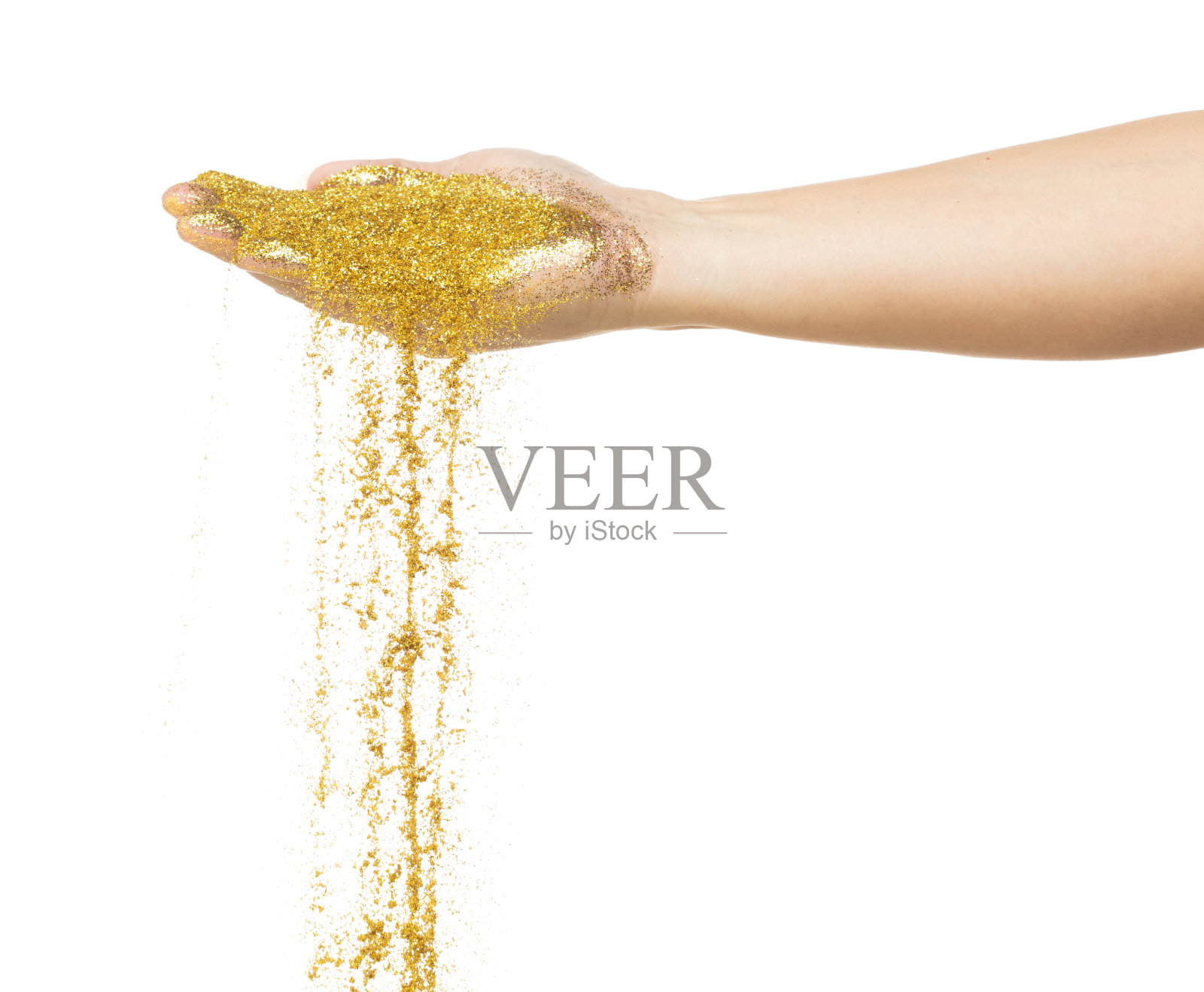 金色的金属闪闪发光从手中落下。金光闪闪的沙星星之火一眨眼欢度新春,粒粒从手中落下带着丰富。白底隔离照片摄影图片