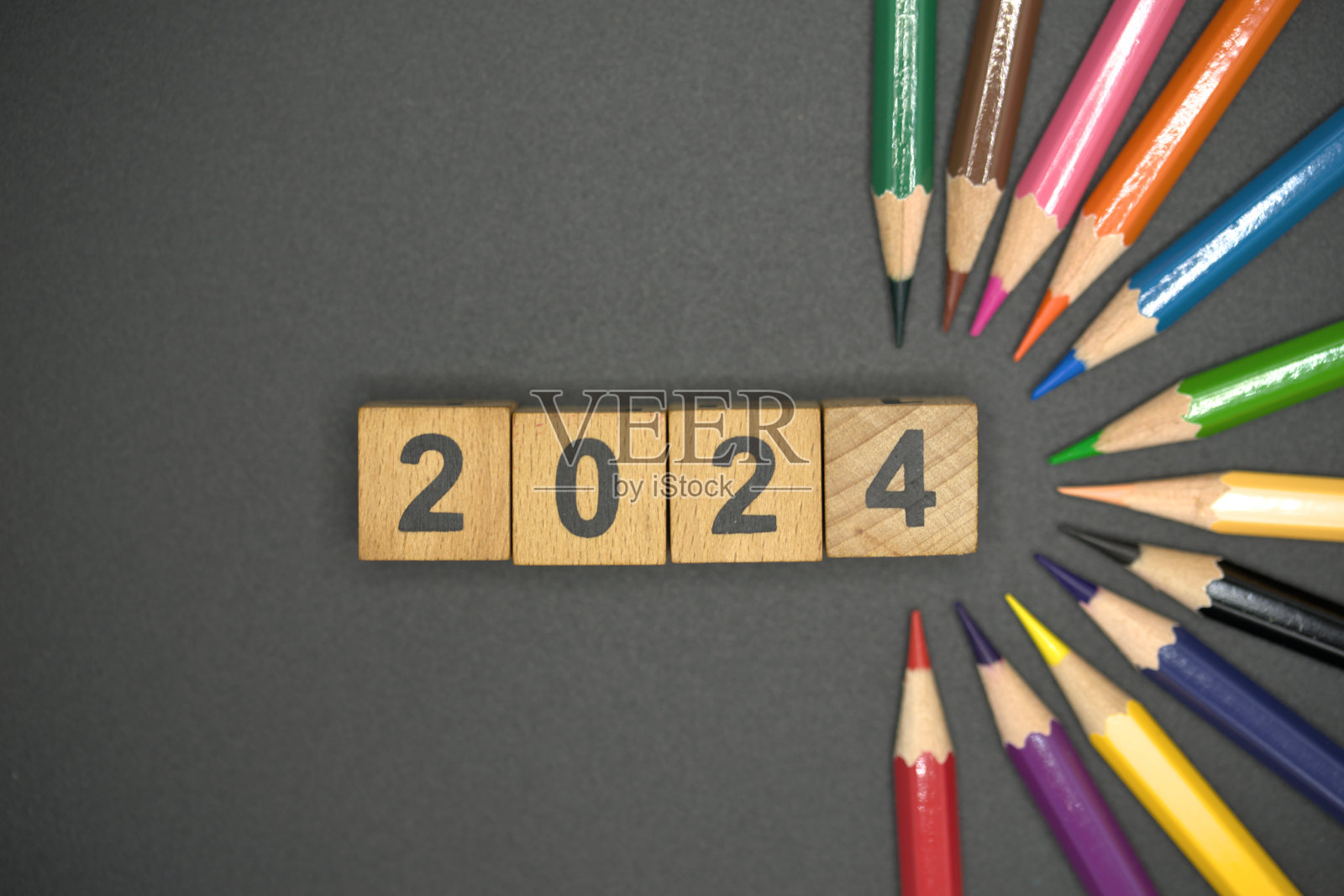 木制骰子与2024附近的彩色铅笔。回到学校的概念。照片摄影图片