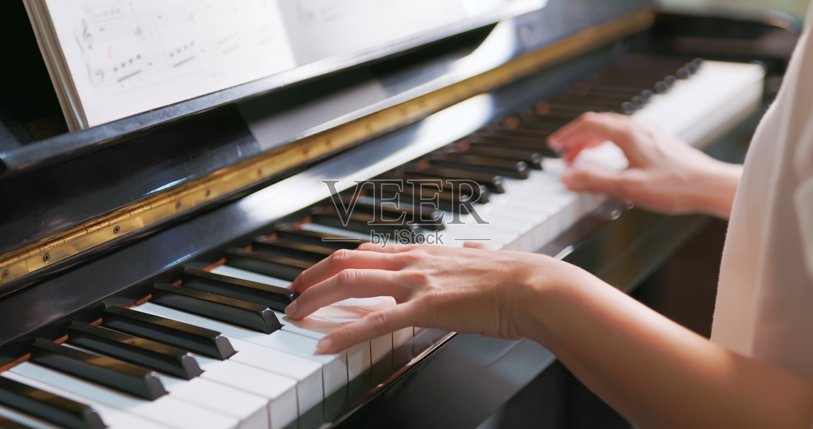 女人的手在弹钢琴照片摄影图片