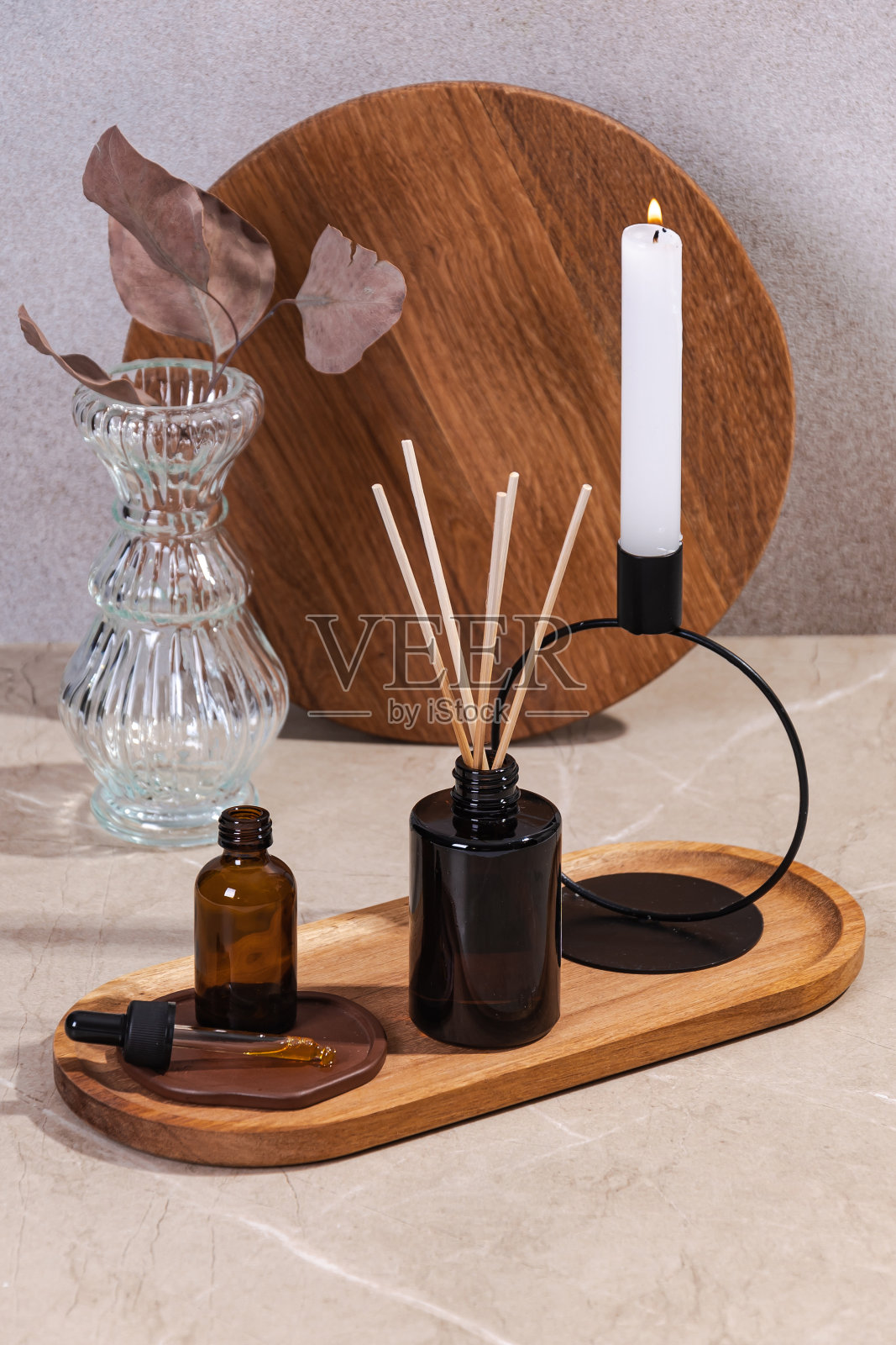 含维他命C的美白精华液。照片摄影图片