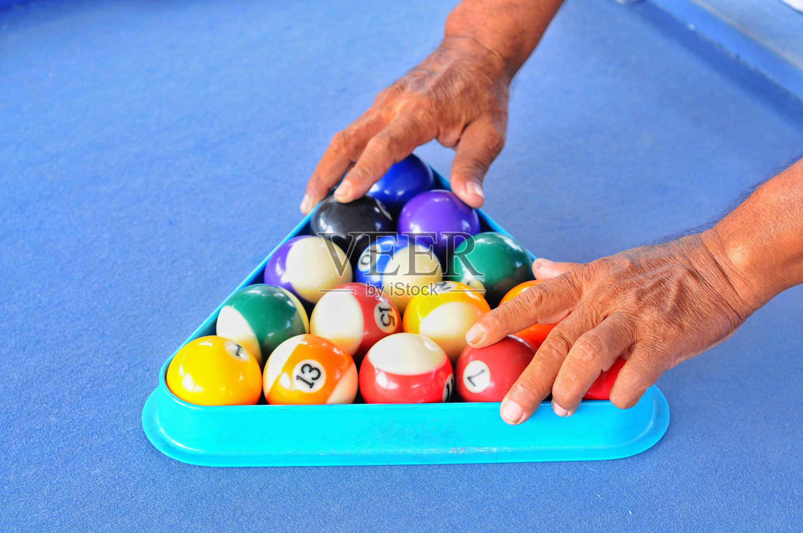 一个男人的手正在整理台球照片摄影图片