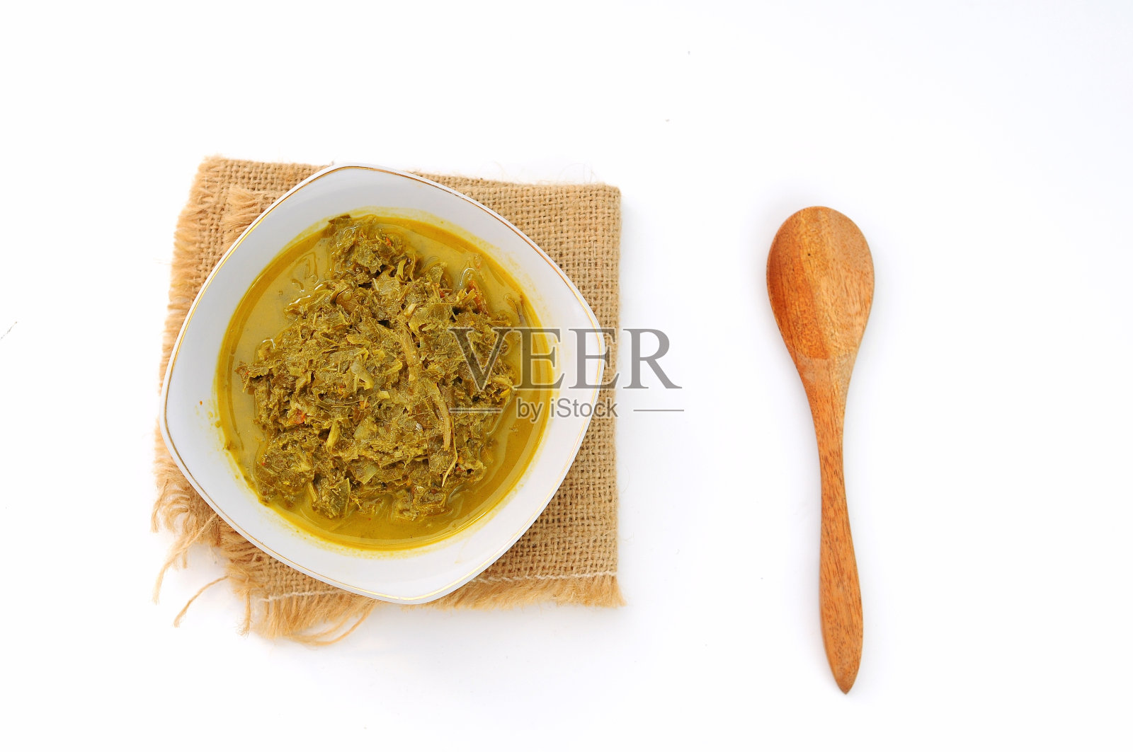 印尼语“捣碎的木薯叶”照片摄影图片