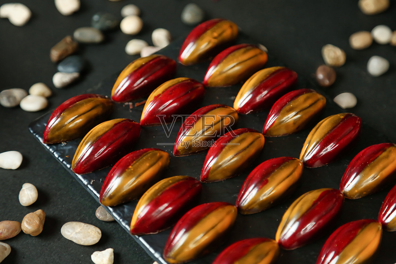 桌上有一盘杏仁和花生照片摄影图片