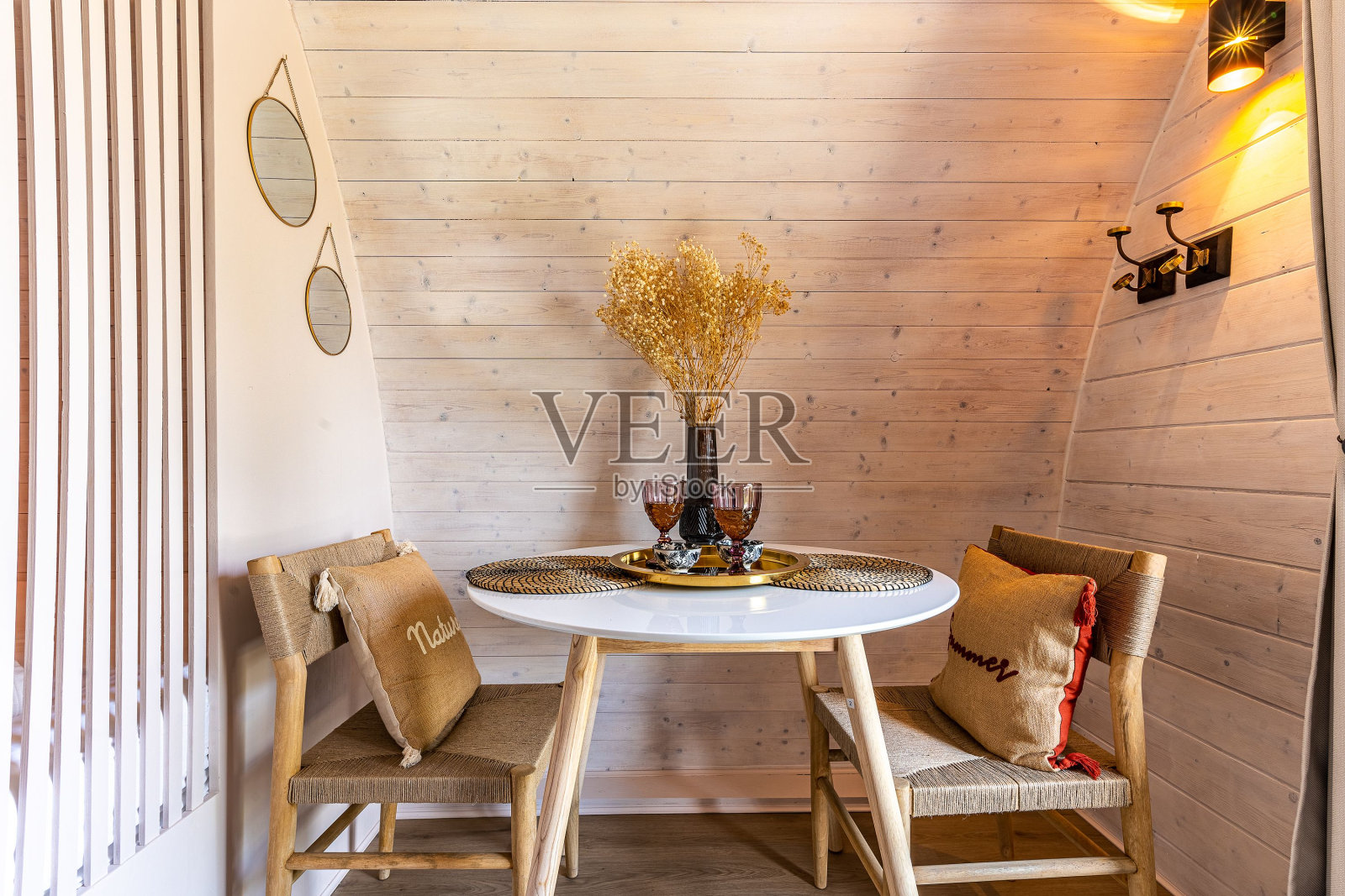 一张小桌子,上面放着一些椅子、盘子和灯照片摄影图片