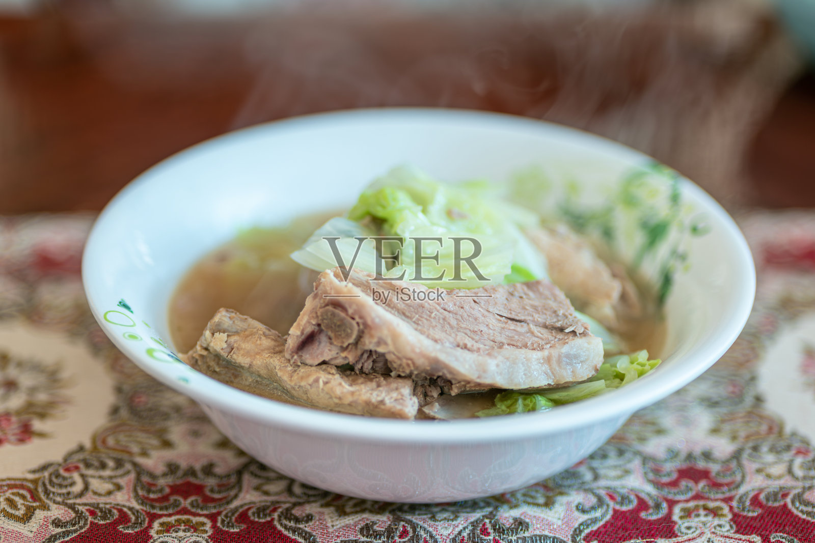 手抓琵琶骨。照片摄影图片