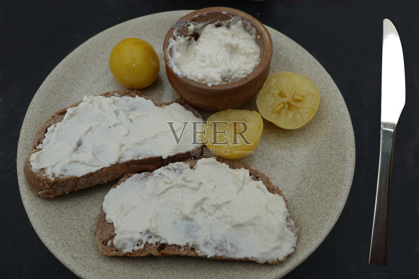 烤面包上烙上鳕鱼源自法国地中海地区的菜肴照片摄影图片