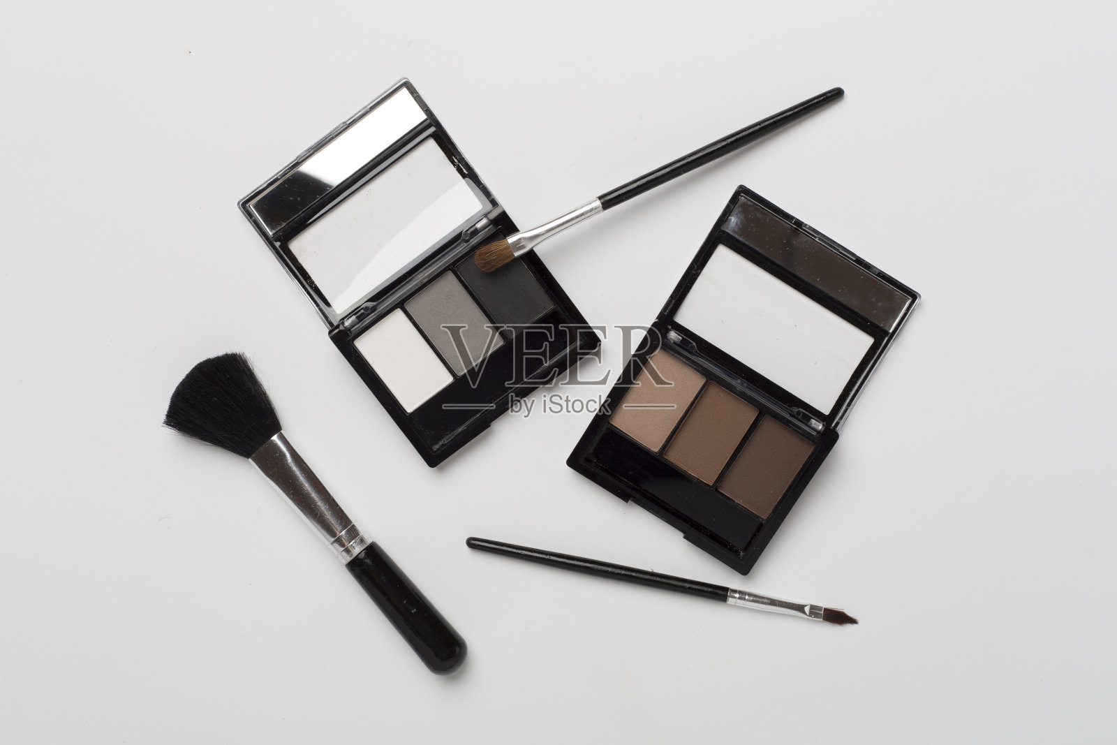 眼影与笔刷的颜色背景,顶视图照片摄影图片