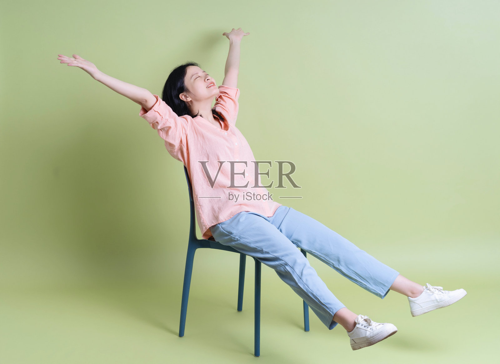 背景是年轻亚洲女性的照片照片摄影图片