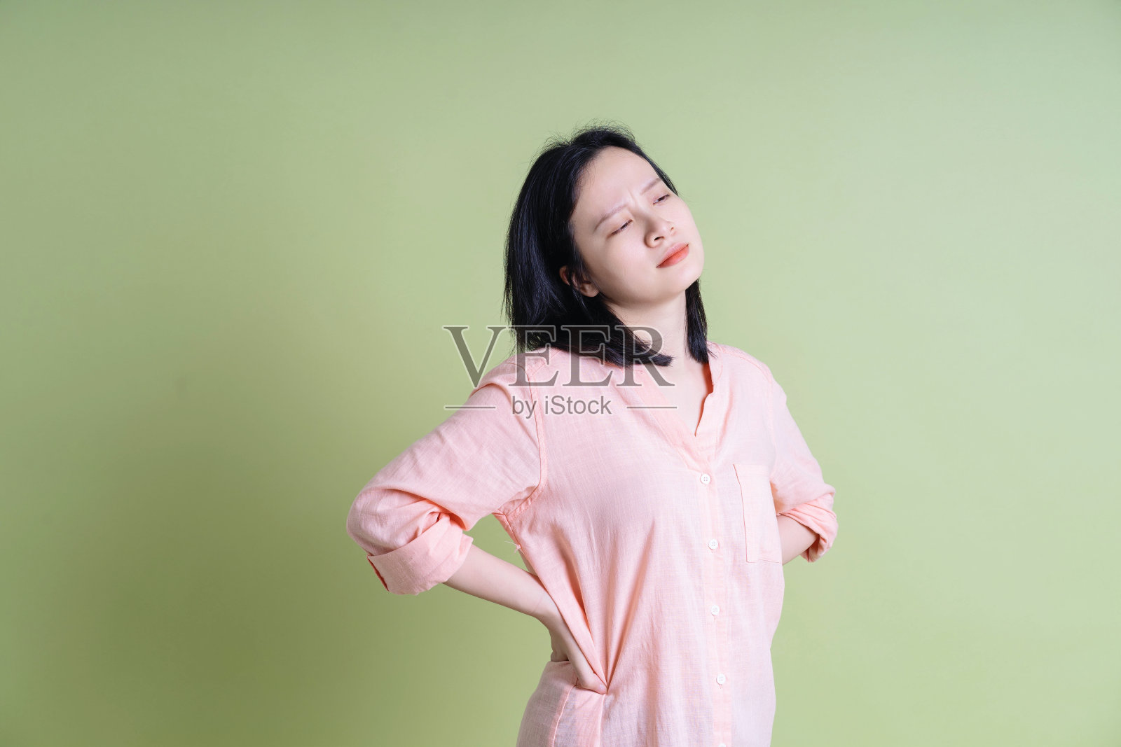 背景是年轻亚洲女性的照片照片摄影图片