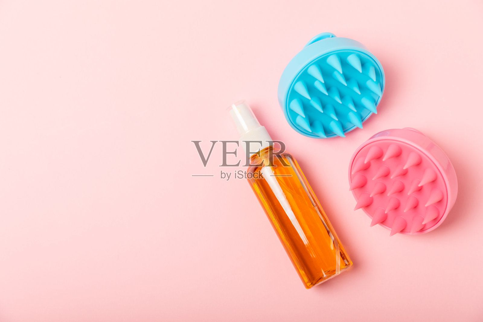 刷头皮按摩背景。用于头发生长刺激刷。头发按摩。刺激刷。护发、头部放松概念。副本的空间。照片摄影图片