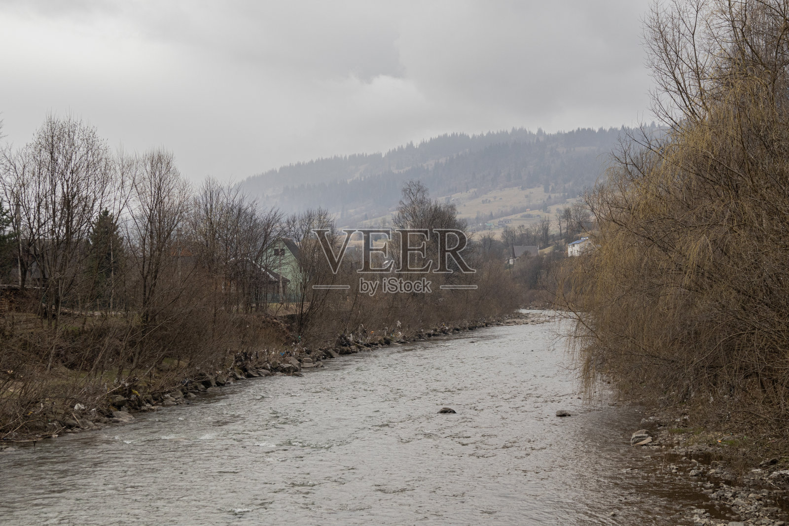 Tisza河流经村庄。照片摄影图片