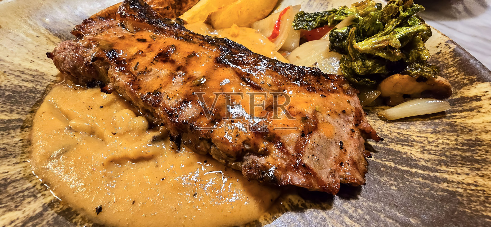 纽约里脊牛排肉配蘑菇酱,土豆角和沙拉,装在漂亮的盘子里照片摄影图片