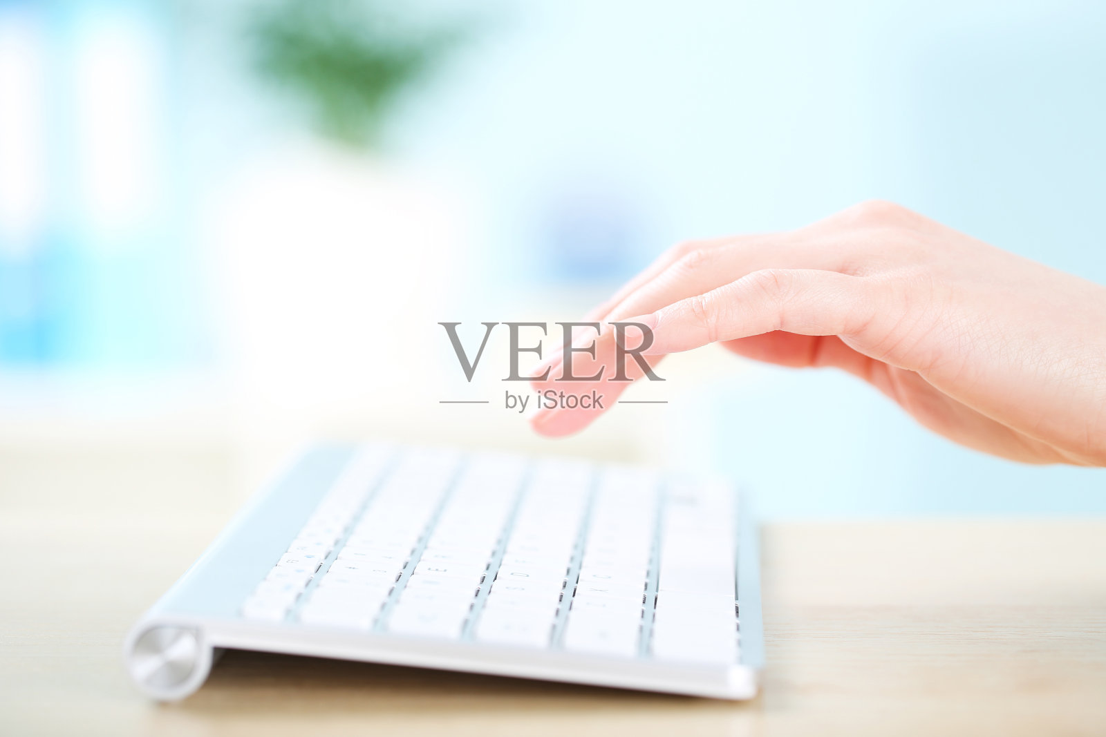 女性用手在电脑键盘上打字照片摄影图片