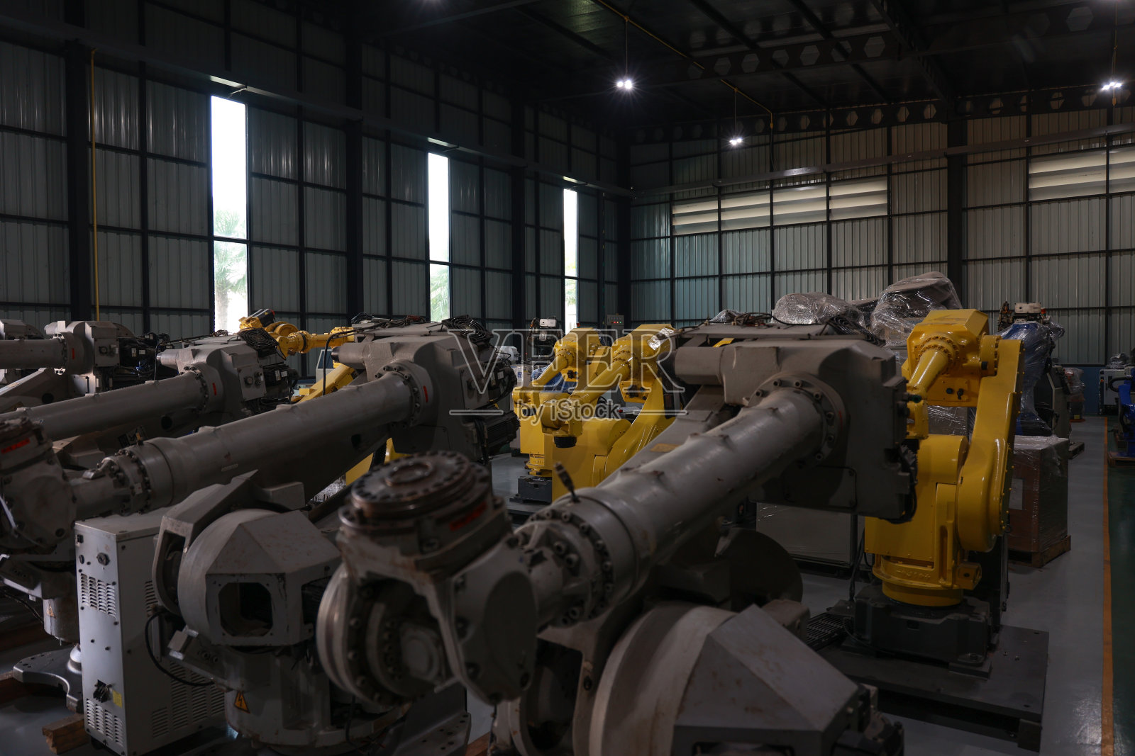 工业厂房中的自动化机器人制造照片摄影图片