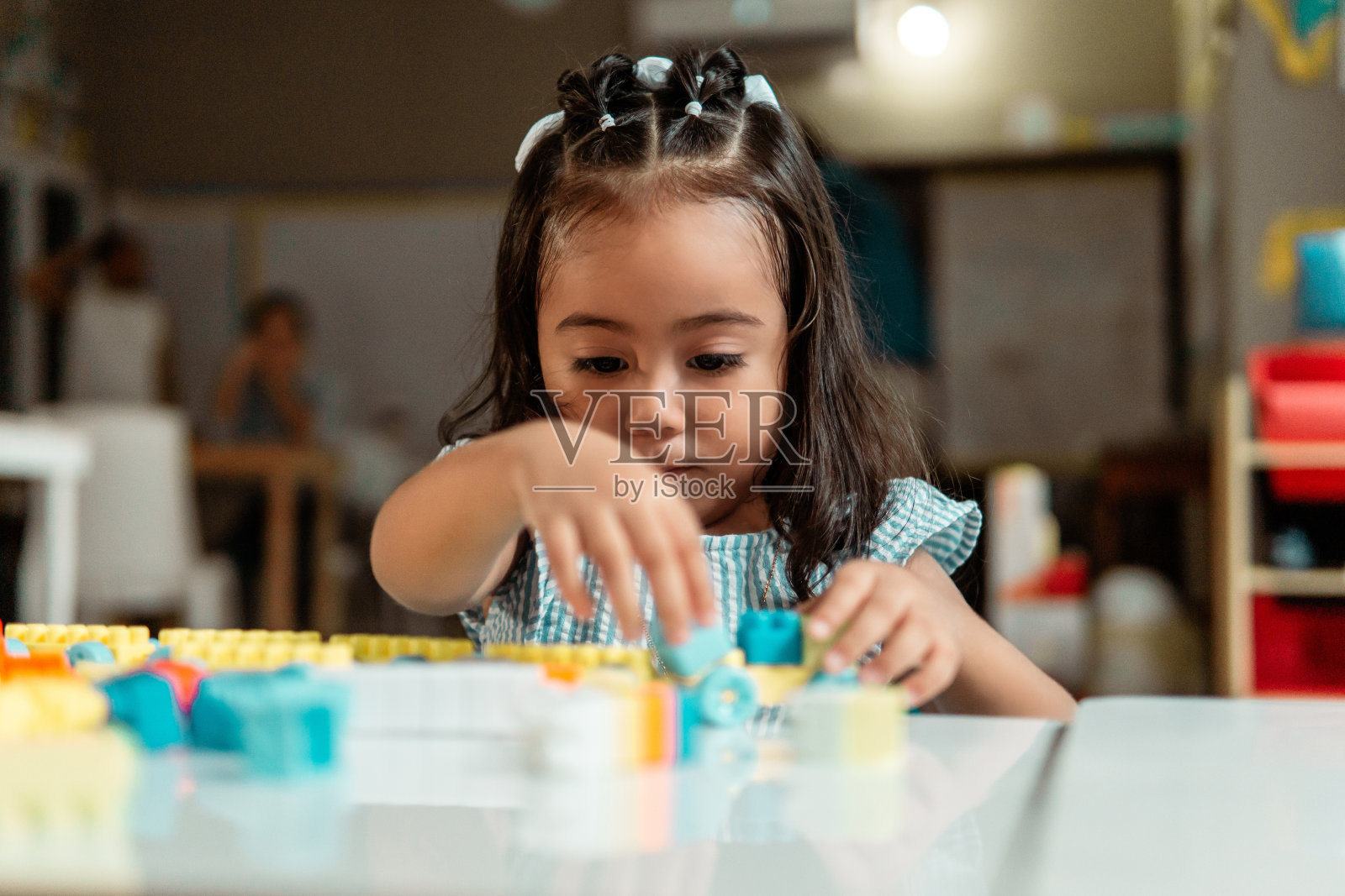 玩彩色积木的拉丁美洲儿童肖像照片摄影图片