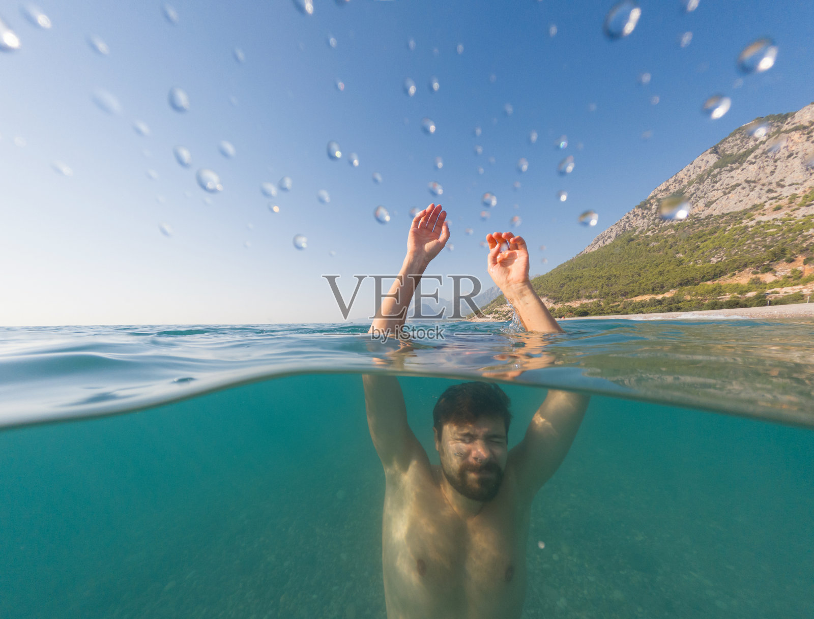 年轻人掉进了海里照片摄影图片