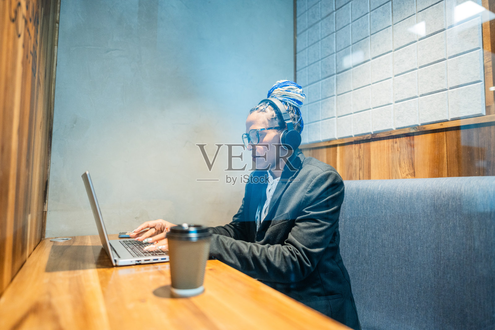 年轻女子在办公室用笔记本电脑工作照片摄影图片