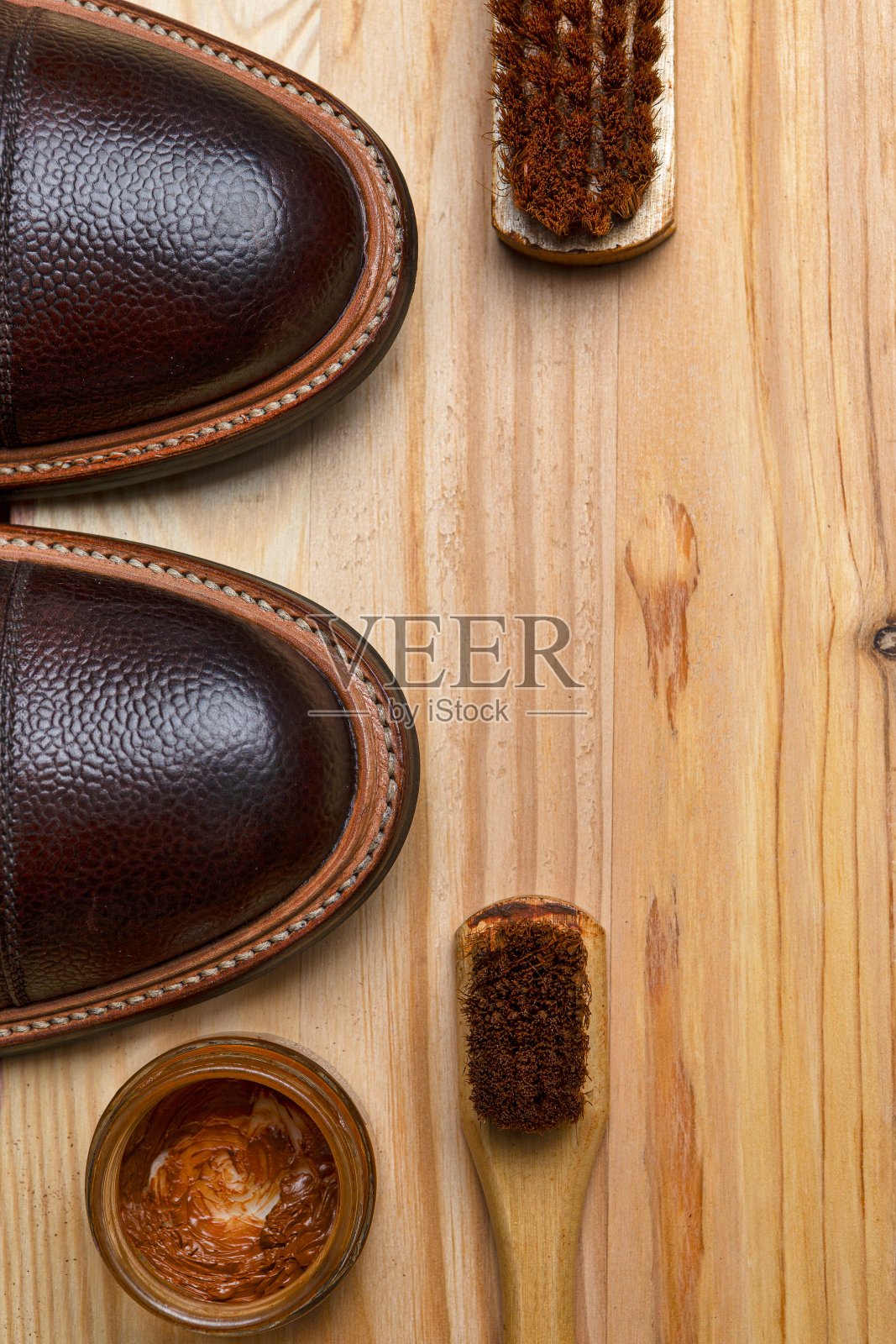 各种鞋清洁配件,深棕色谷物布洛克德比靴制成的小牛皮革照片摄影图片