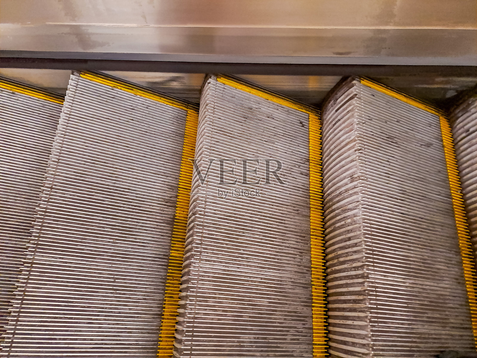 现代自动扶梯电子移动系统。捷克地铁的自动扶梯照片摄影图片