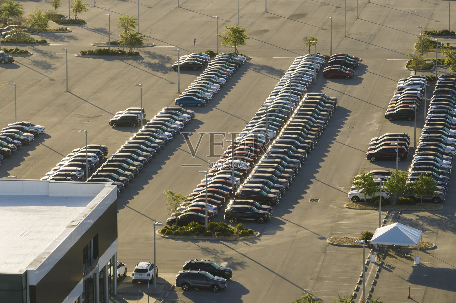 当地经销商的大型停车场,有许多全新的汽车停放出售。美国汽车工业的发展与整车概念的分布照片摄影图片