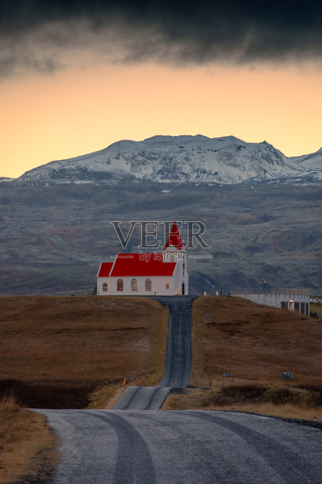 冰岛,路尽头的Ingjaldsholskirkja教堂照片摄影图片