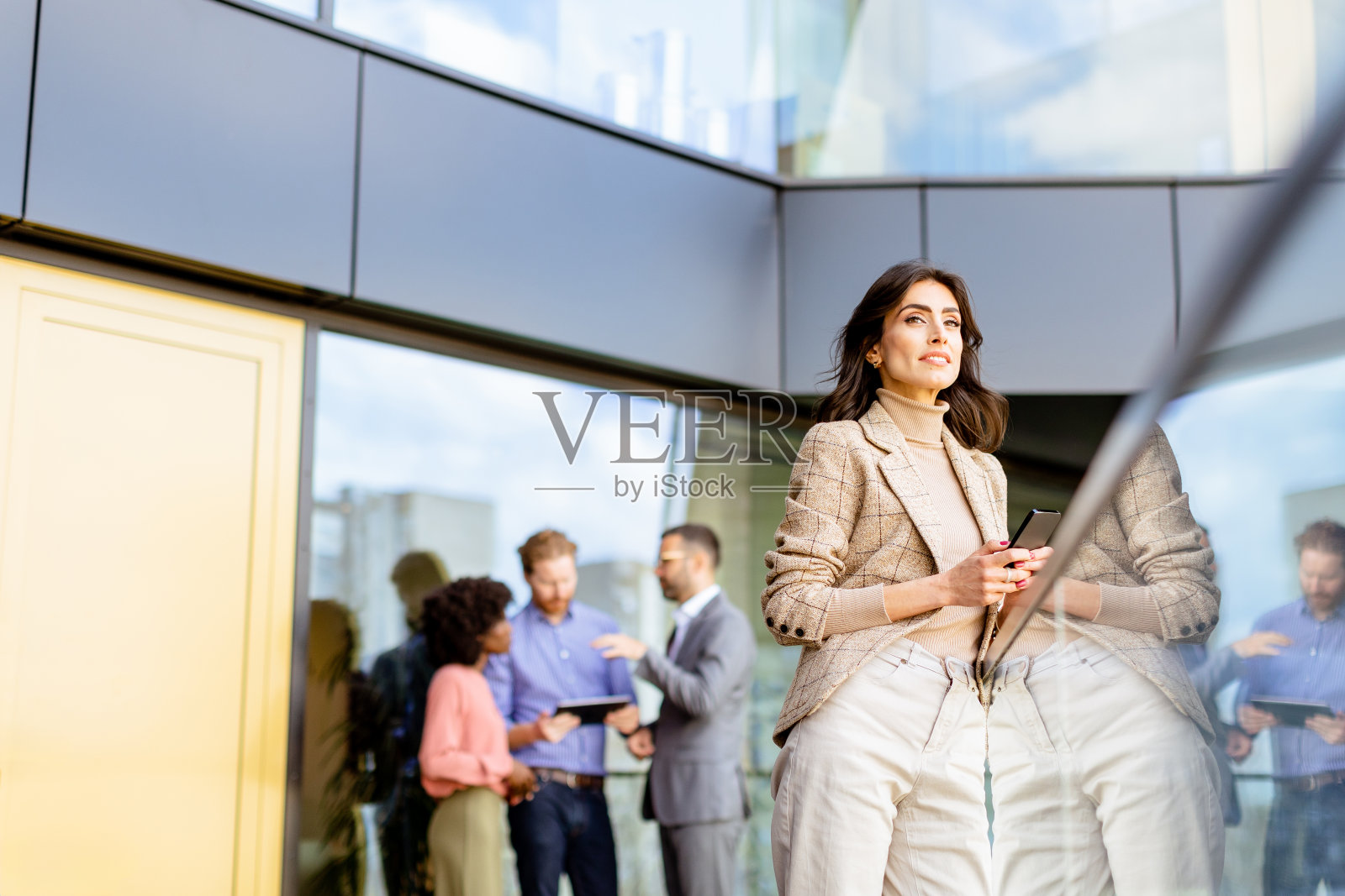 热情的女商人在黄昏时分的城市办公室战略会议上做手势照片摄影图片