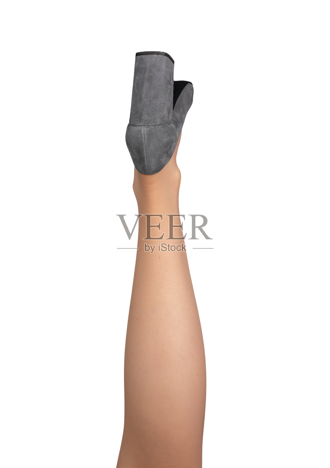 修长的女人腿翘起,穿着灰色的高跟鞋孤立在白色上,背影照片摄影图片